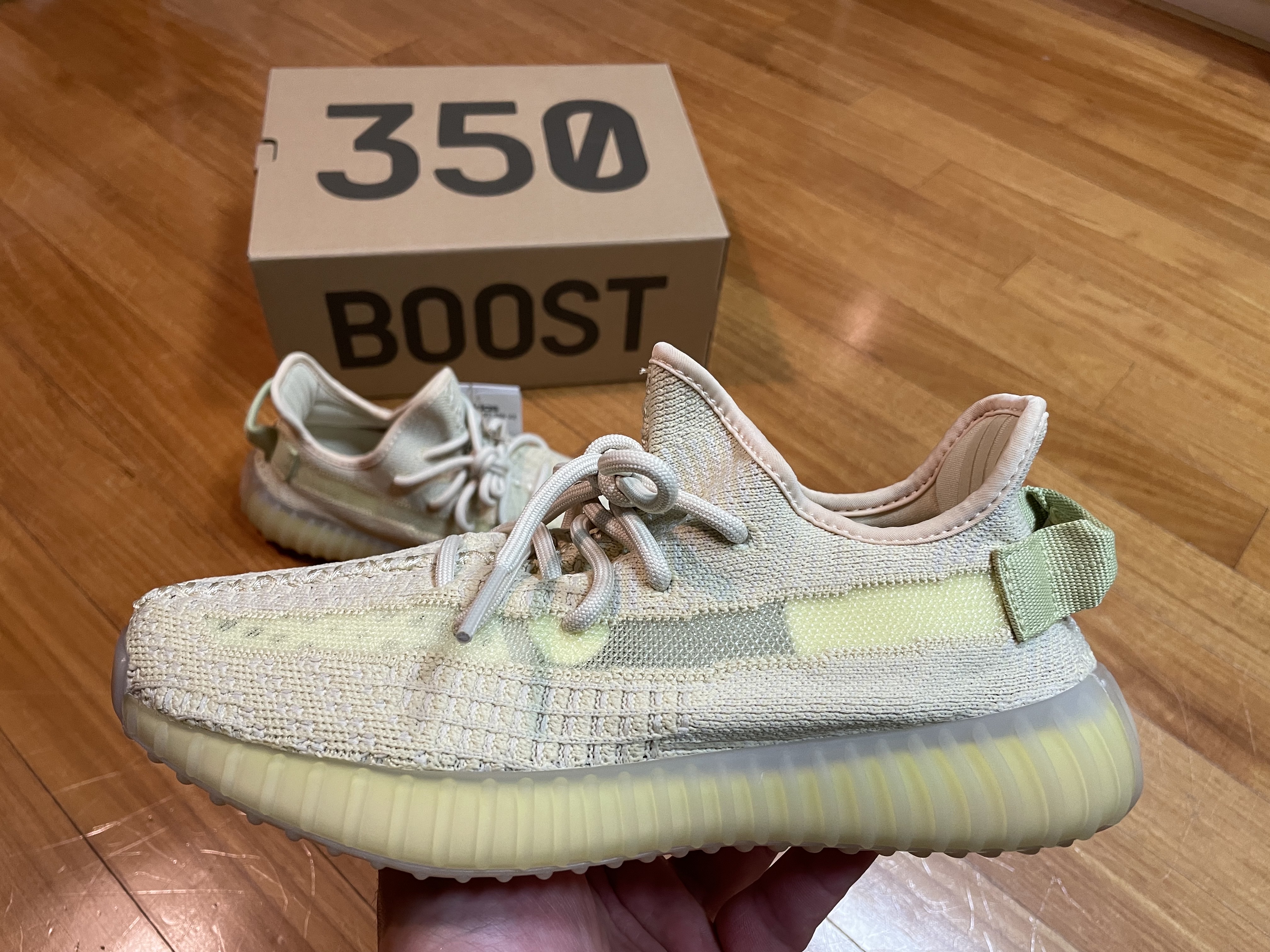 Adidas Yeezy Boost 350 V2 Flax 2022 착용 스타일 - 3