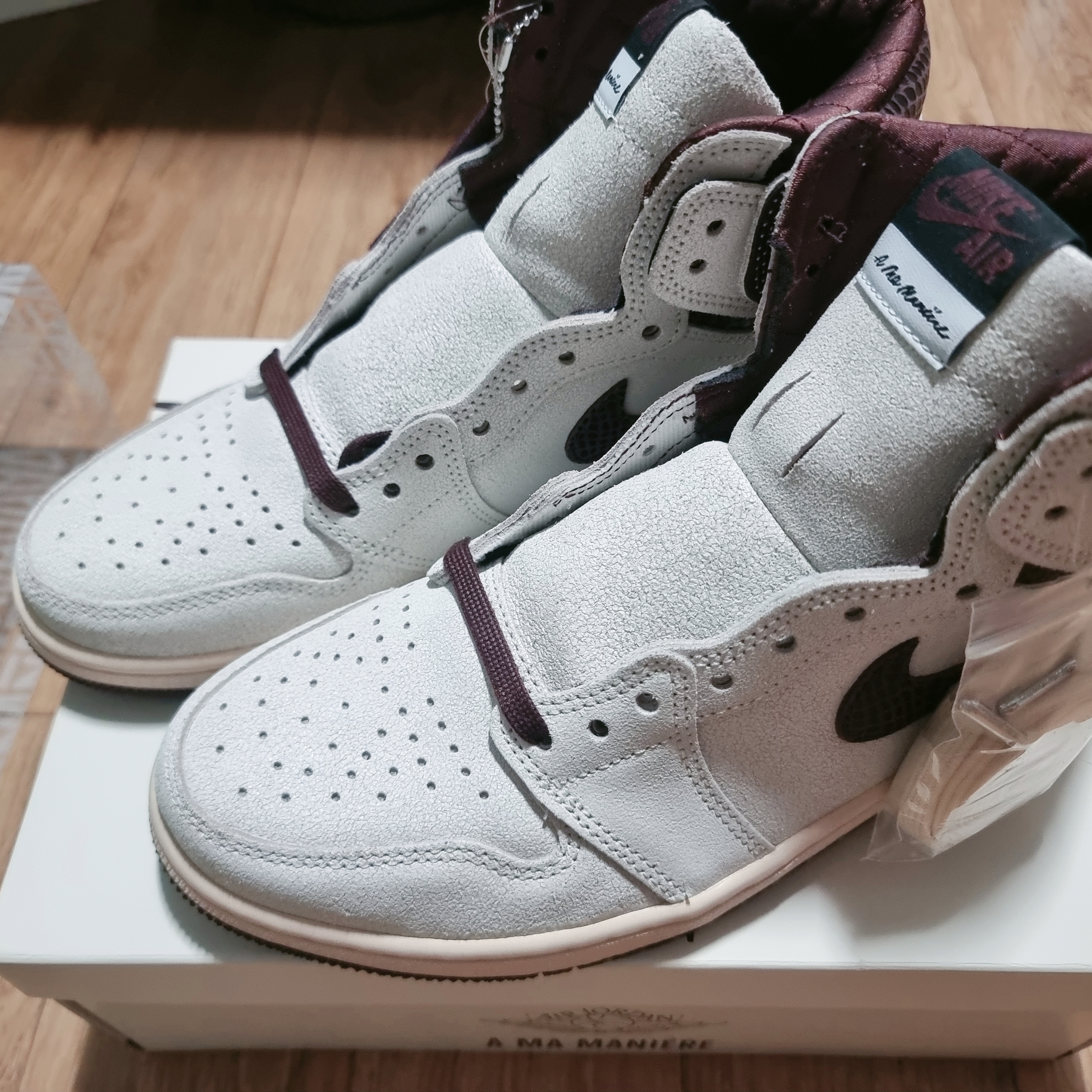 Jordan 1 x A Ma Maniere Retro High OG SP Sail and Burgundy 착용 스타일 - 3