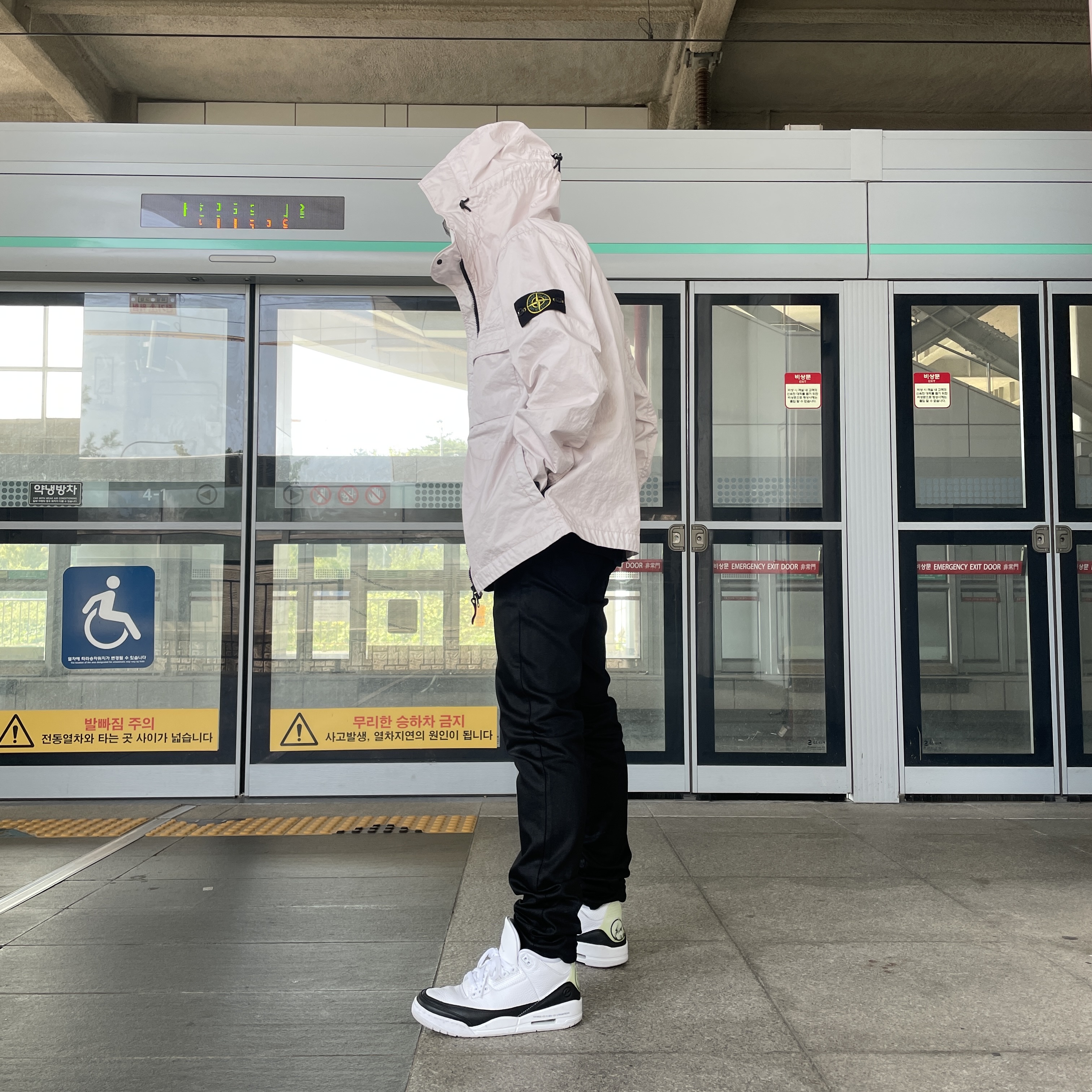 Stone Island 40223 Membrana 3L TC Garment Dyed Hooded Jacket Rose - 22SS, Jordan 3 x Fragment Retro SP White Black 착용 스타일