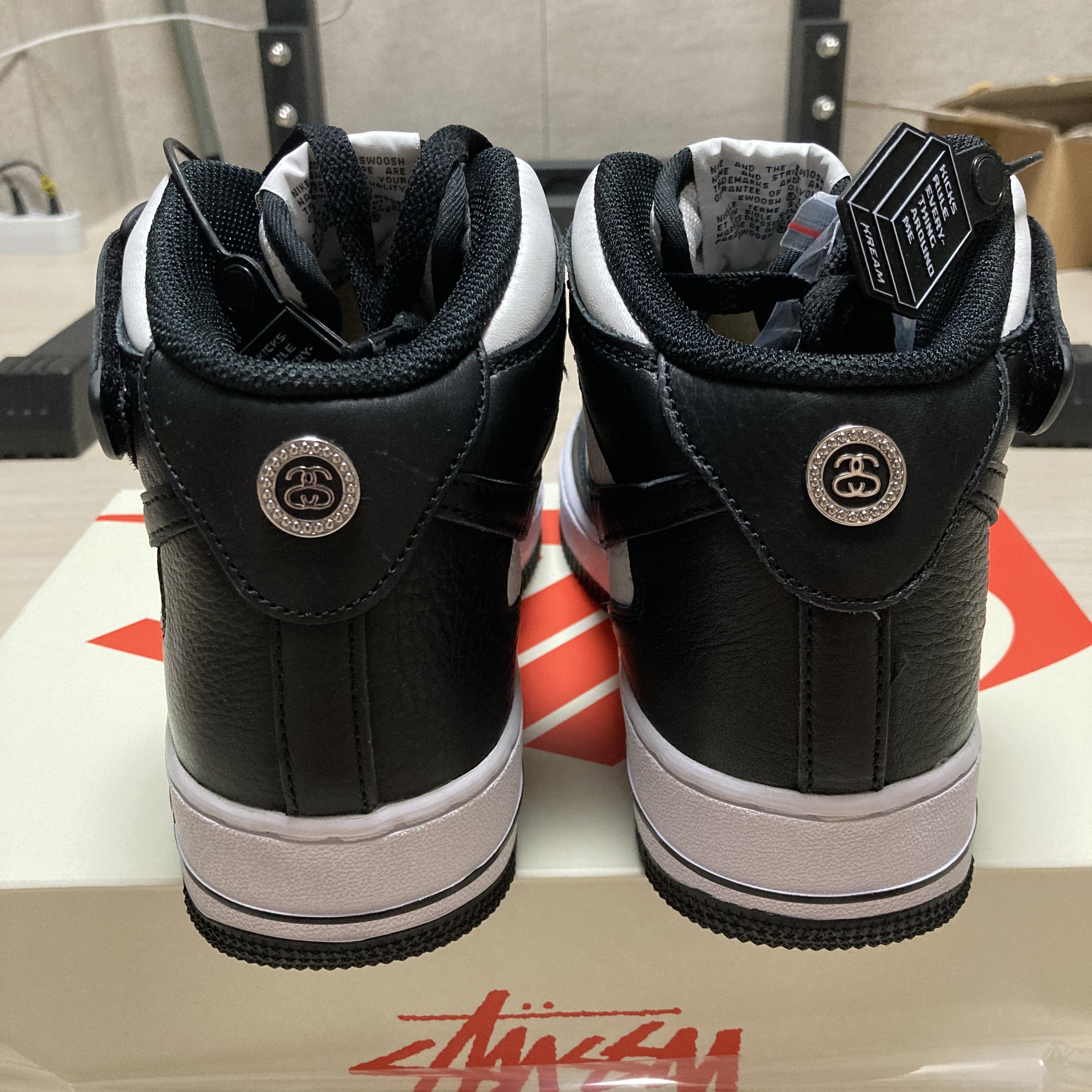 Nike x Stussy Air Force 1 '07 Mid SP Black and Light Bone 착용 스타일 - 3