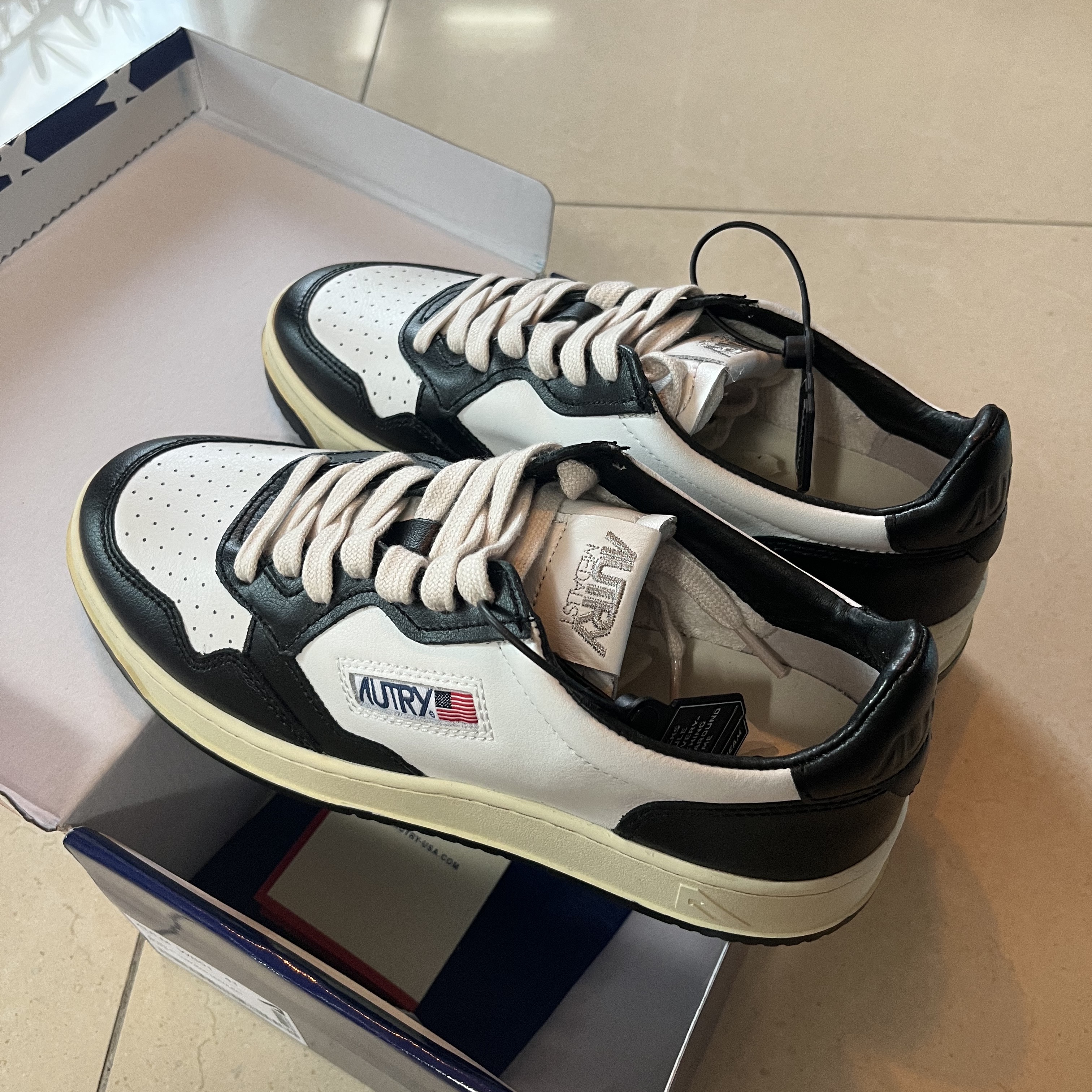 Autry Medalist Low Leather Sneakers Black White 착용 스타일 - 2