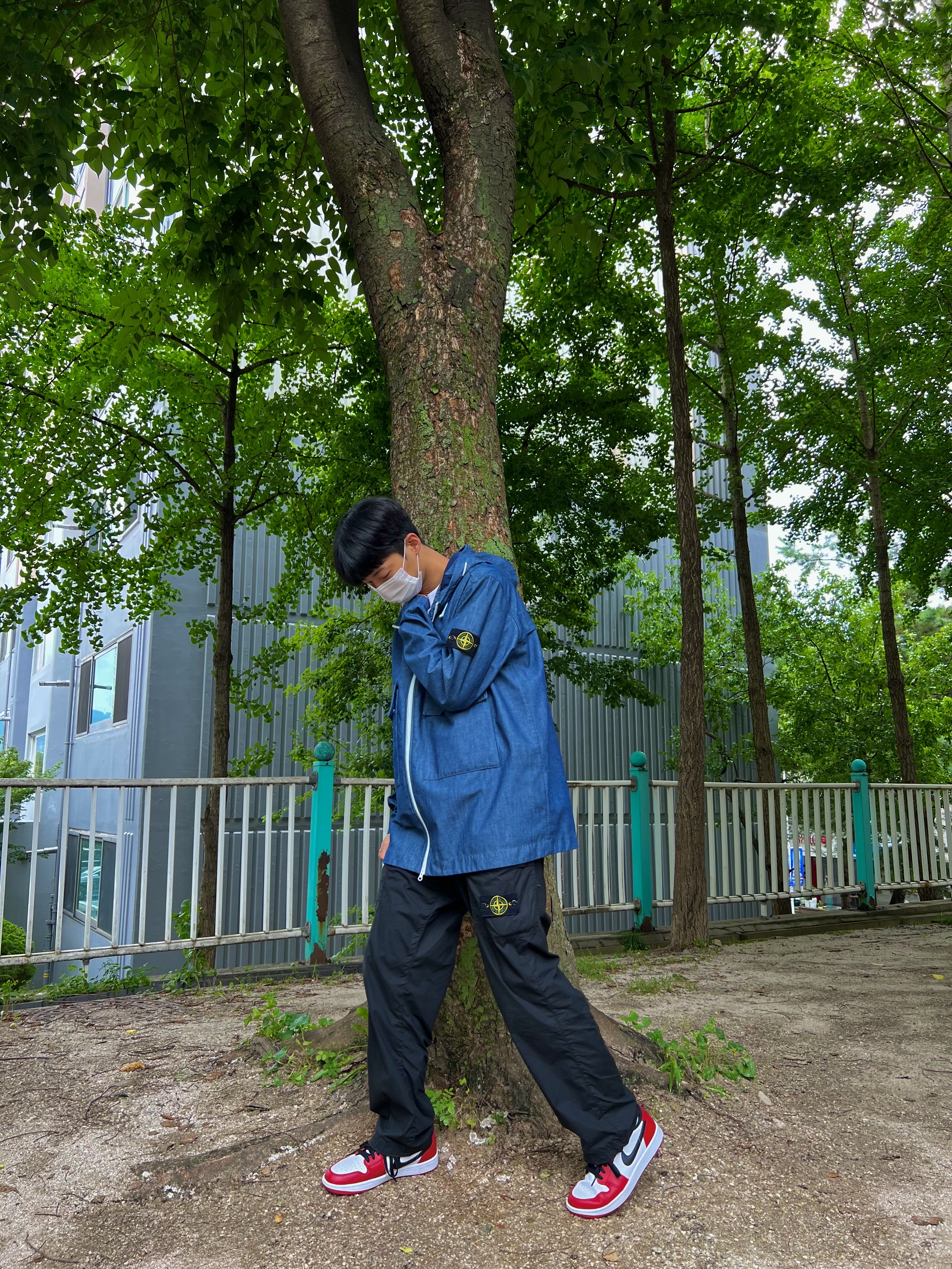Stone Island 43747 Mac Chambray 3L Hooded Jacket Wash - 21SS, Stone Island 30404 Stretch Broken Twill Garment Dyed Old Treatment Cargo Pants Black - 22SS 착용 스타일 - 2