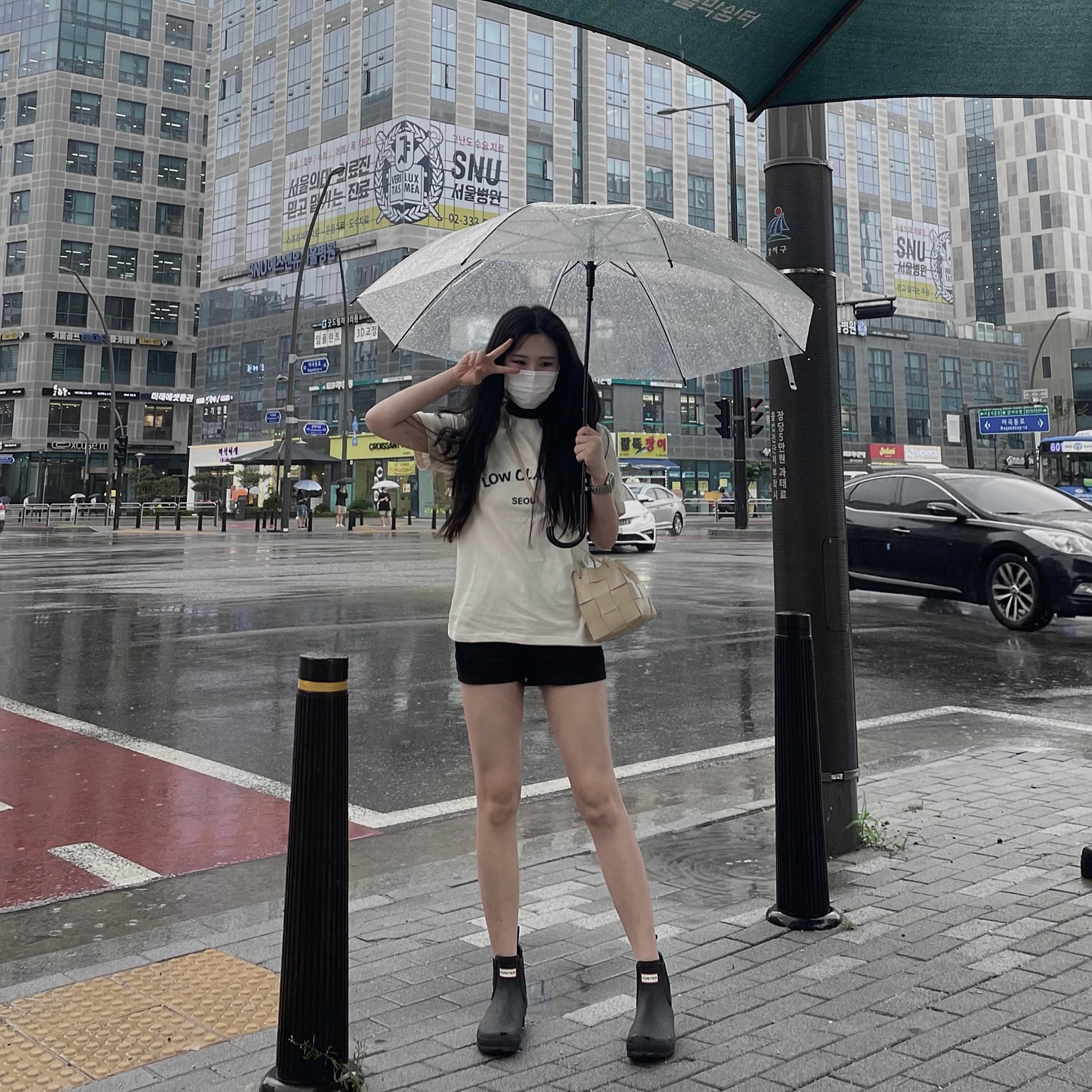 Bottega Veneta Small Leather Cassette Bucket Bag Porridge, (W) Hunter Play Short Rain Boots Black 착용 스타일 - 1
