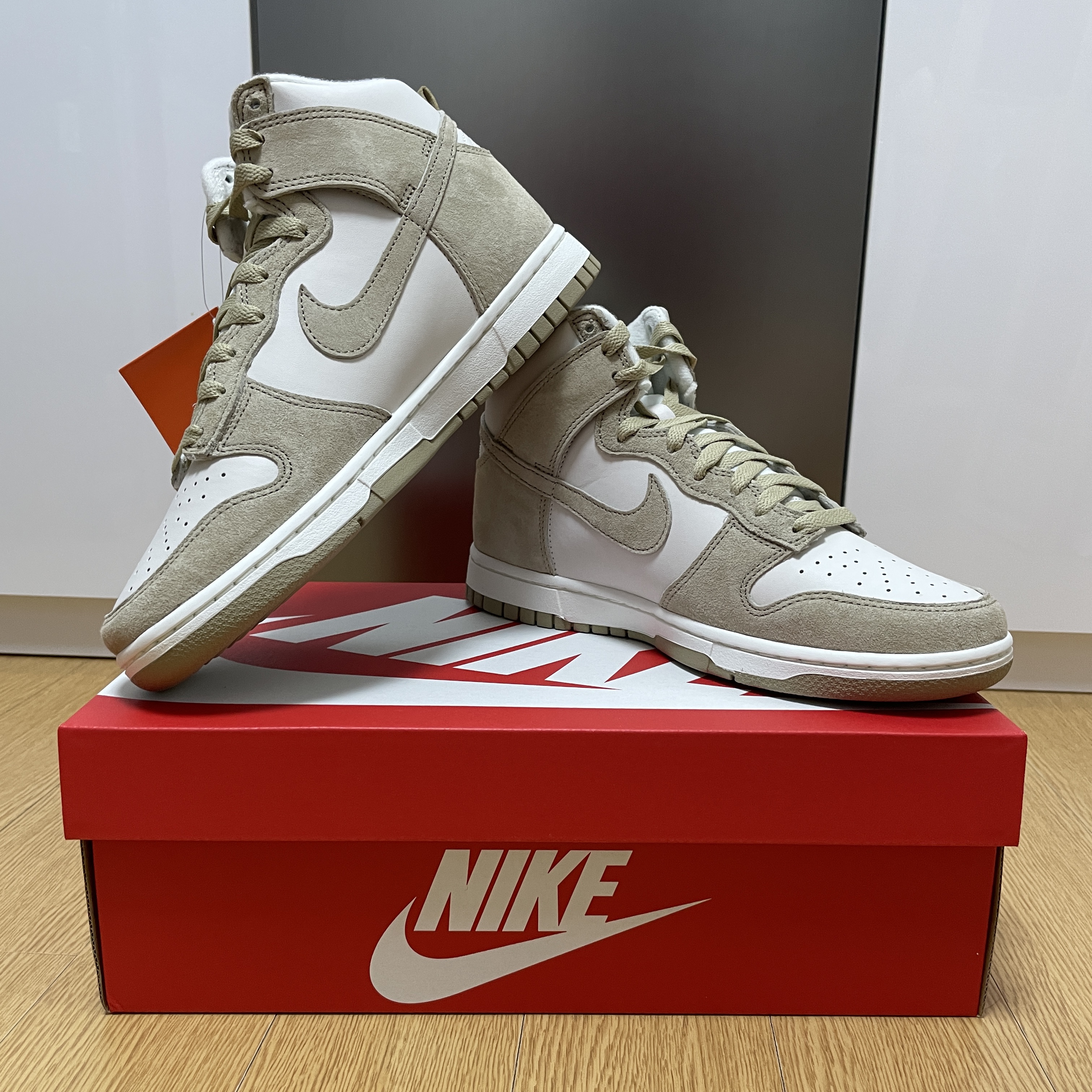 Nike Dunk High Retro PRM Limestone 착용 스타일