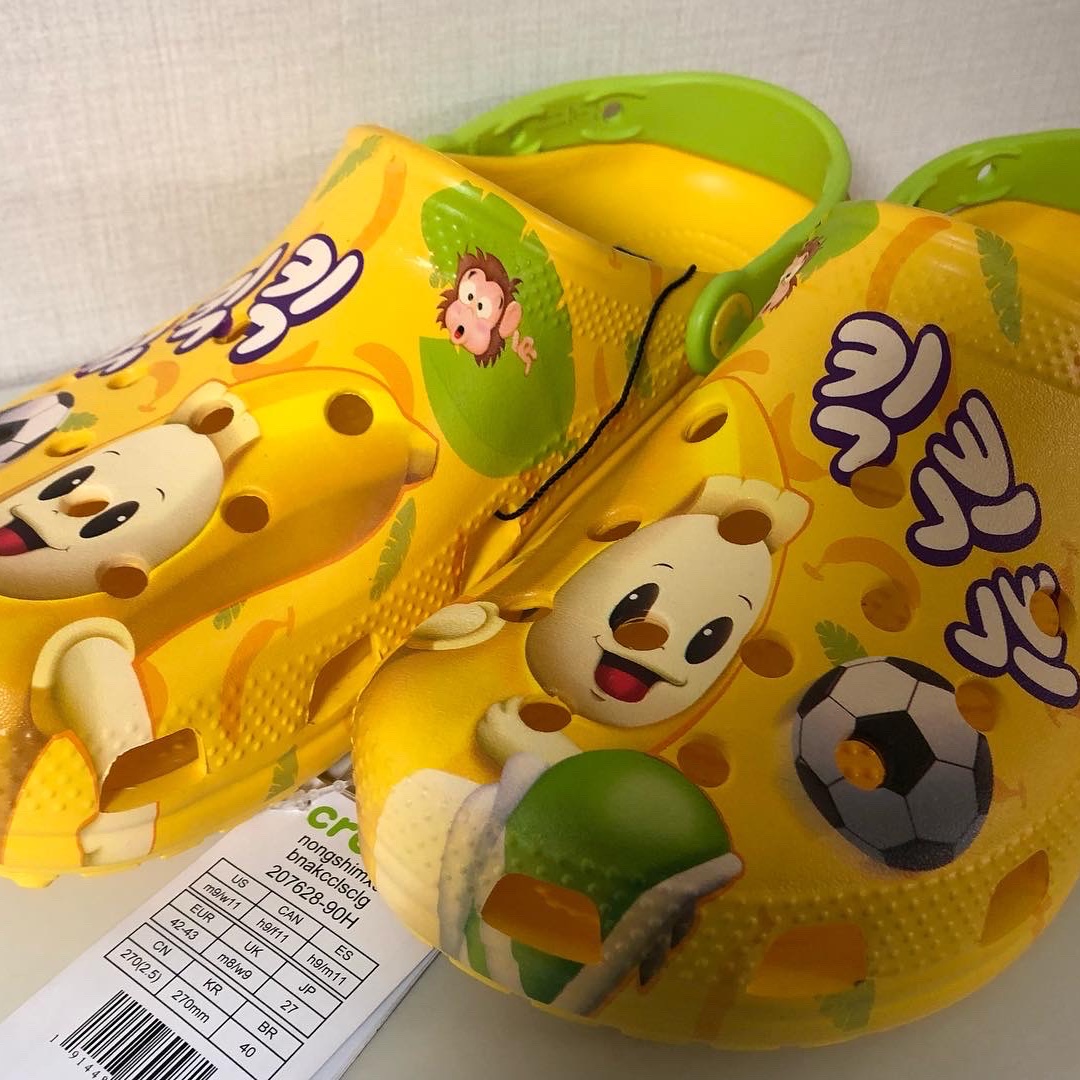 Crocs x Nongshim Classic Clog Banana Kick 착용 스타일 - 1
