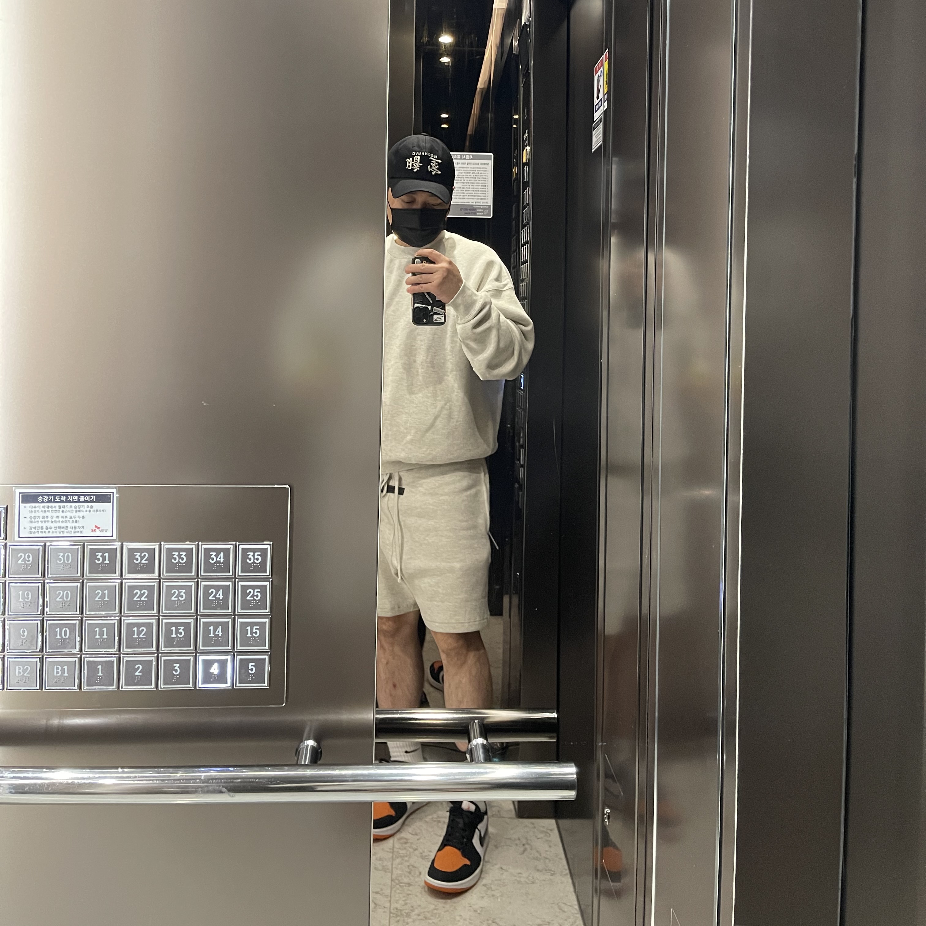 Essentials The Core Collection Crewneck Sweatshirt Light Oatmeal, Essentials The Core Collection Sweatshorts Light Oatmeal 착용 스타일