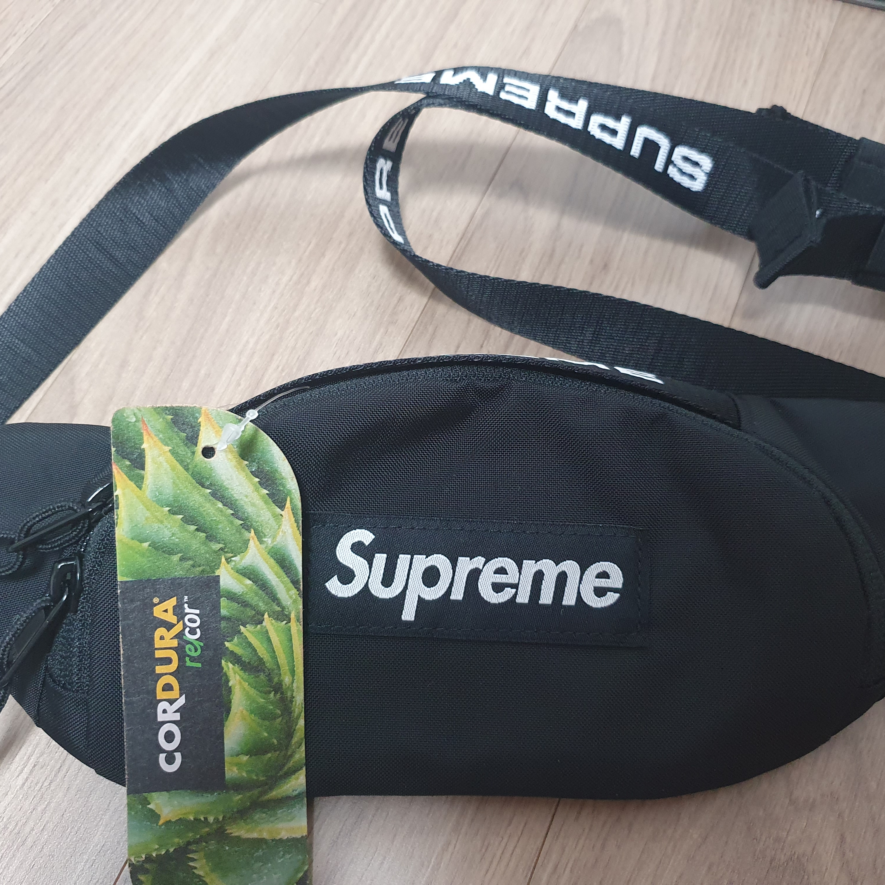 Supreme Small Waist Bag Black - 22FW 착용 스타일 - 2