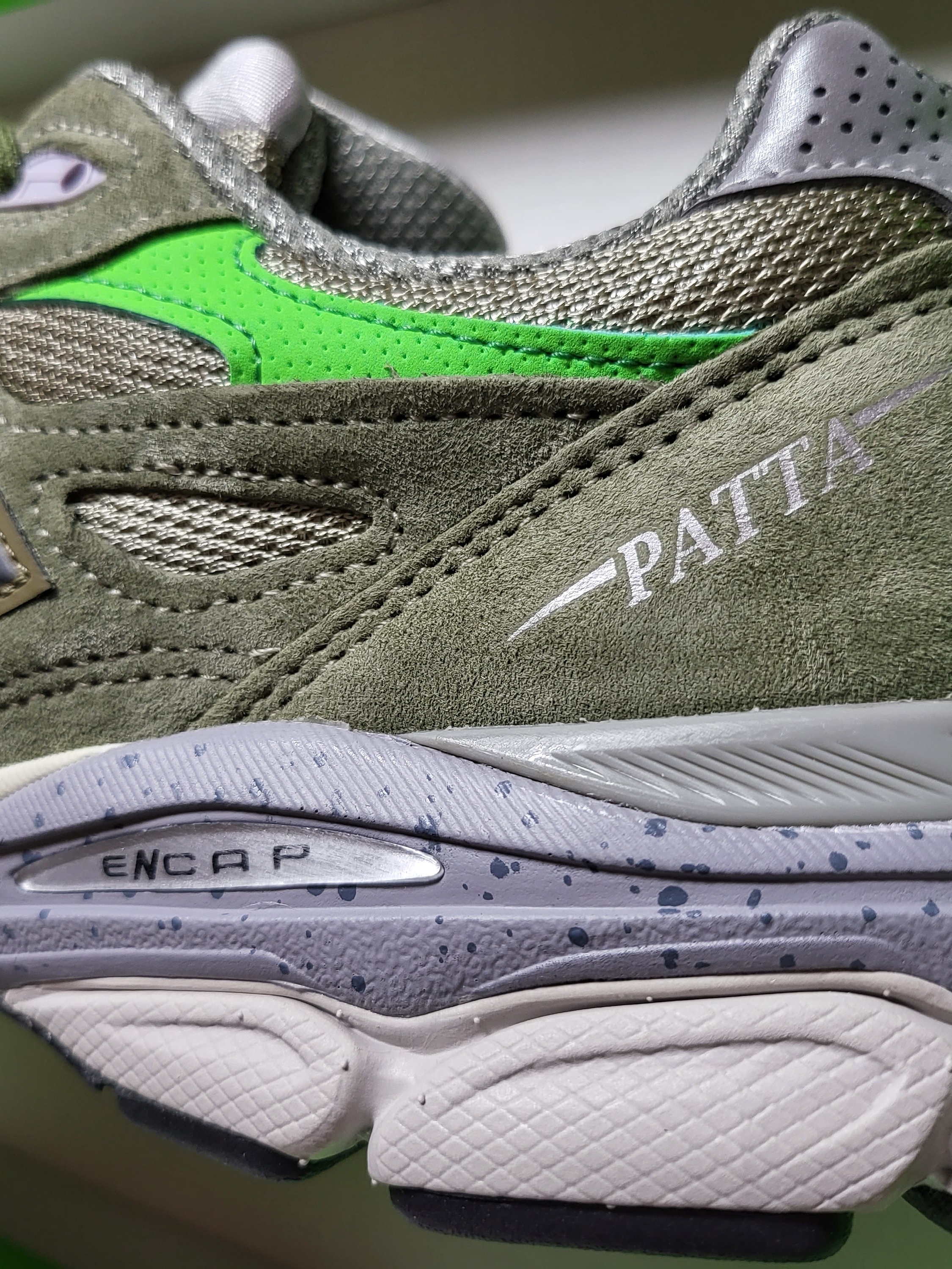 New Balance x Patta 990v3 Made in USA Olive 착용 스타일 - 3