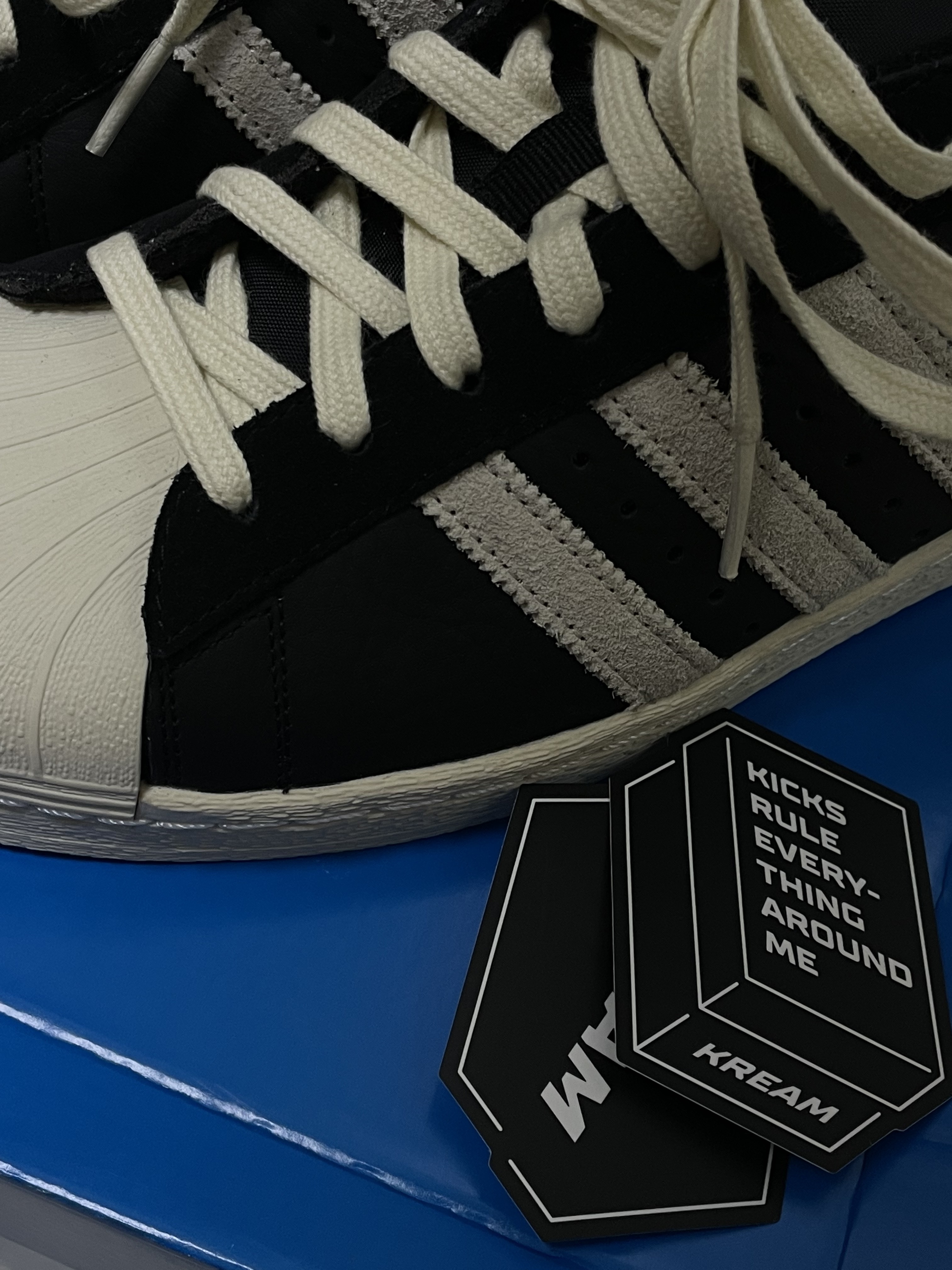 Adidas Superstar 82 Black White 착용 스타일 - 1