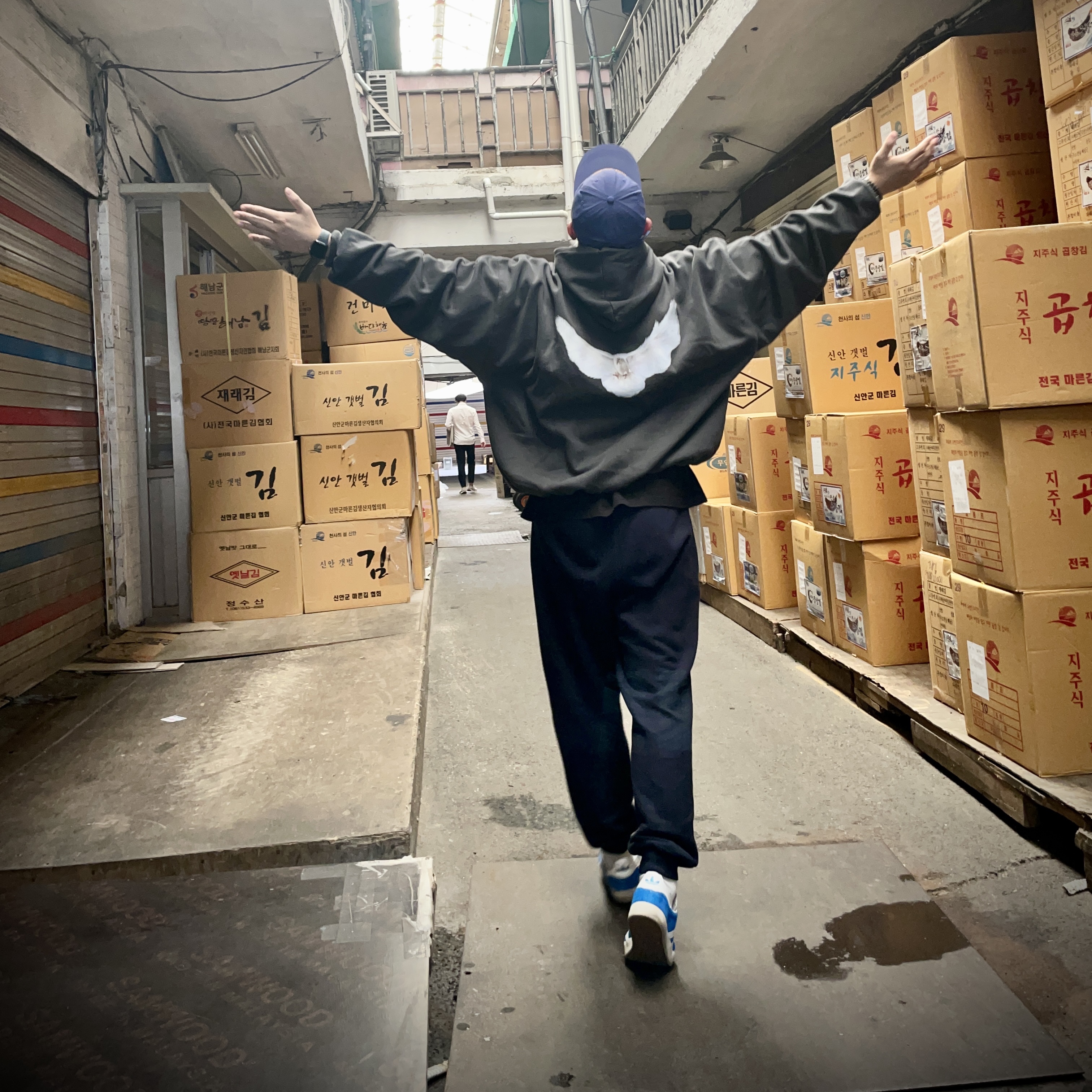Yeezy Gap Engineered By Balenciaga Dove Hoodie Black, Adidas Gazelle ADV Blue Bird 착용 스타일