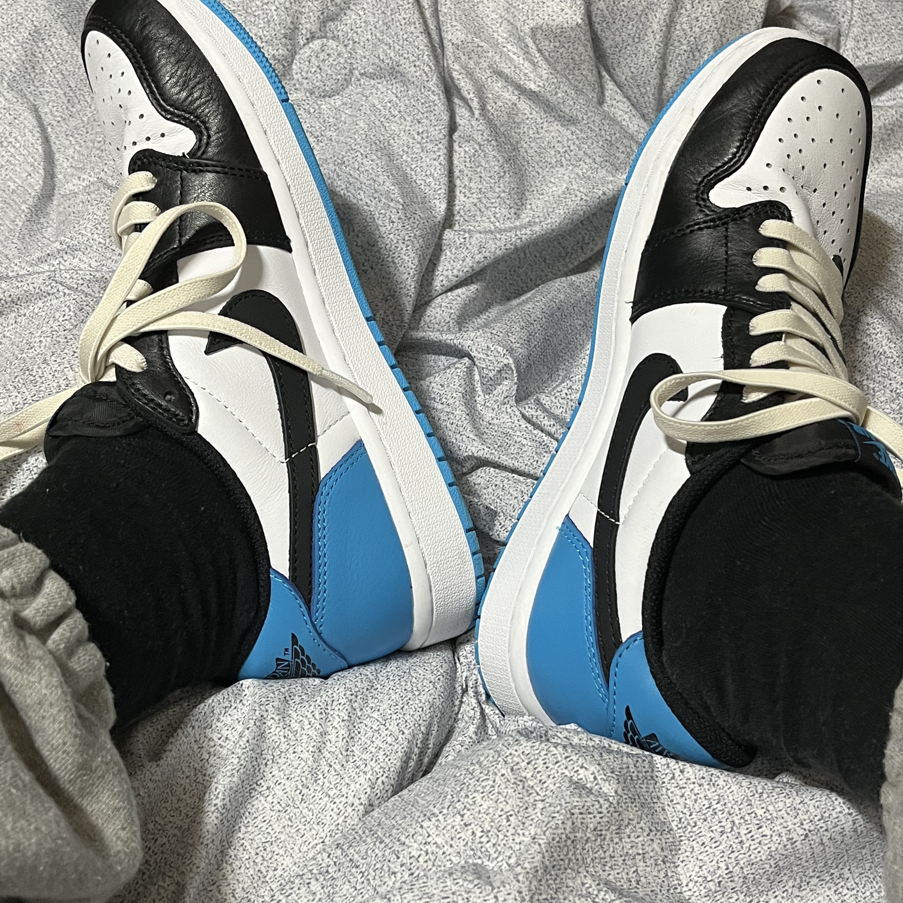 Jordan 1 Retro Low OG Black and Dark Powder Blue 착용 스타일 - 1