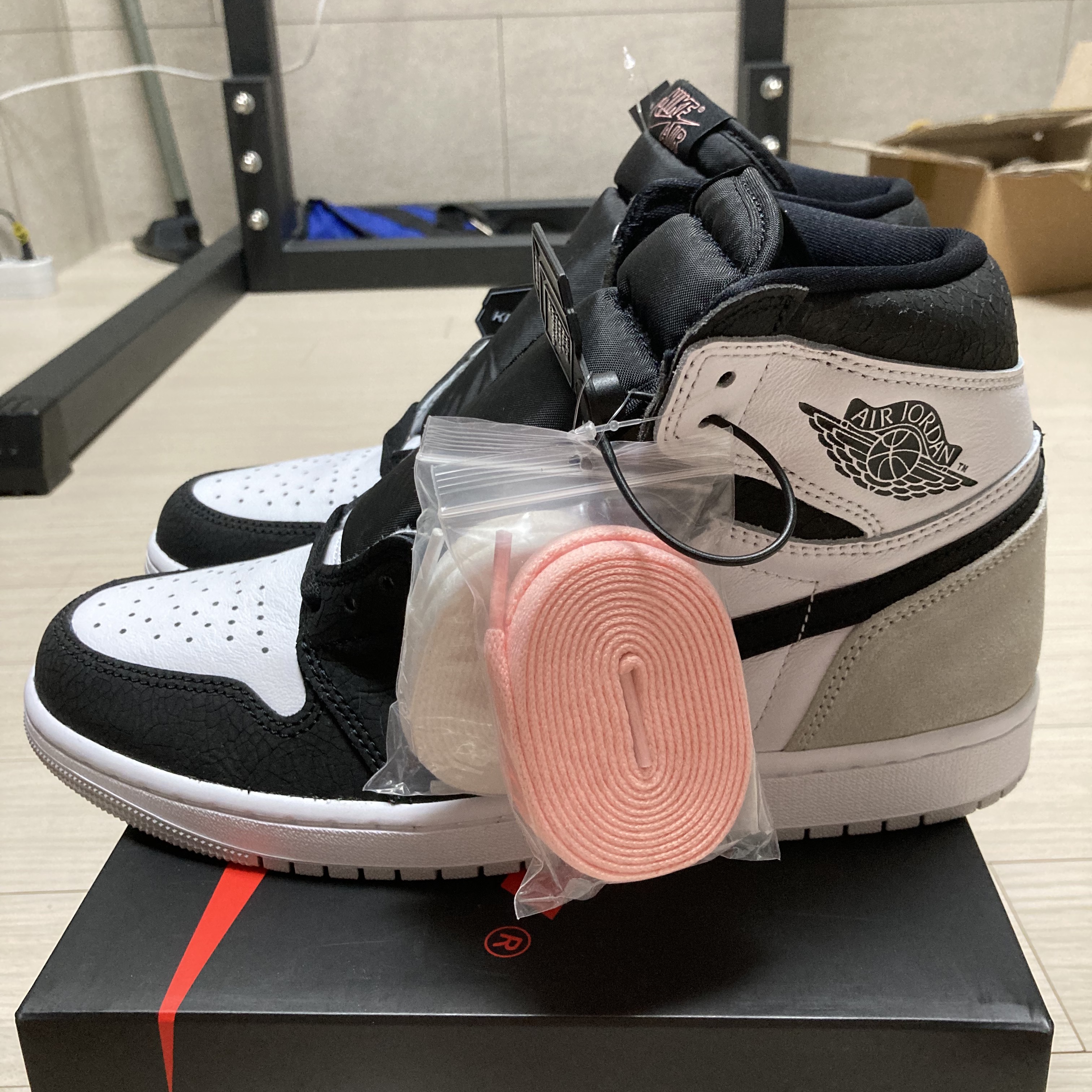 Jordan 1 Retro High OG Bleached Coral 착용 스타일 - 2