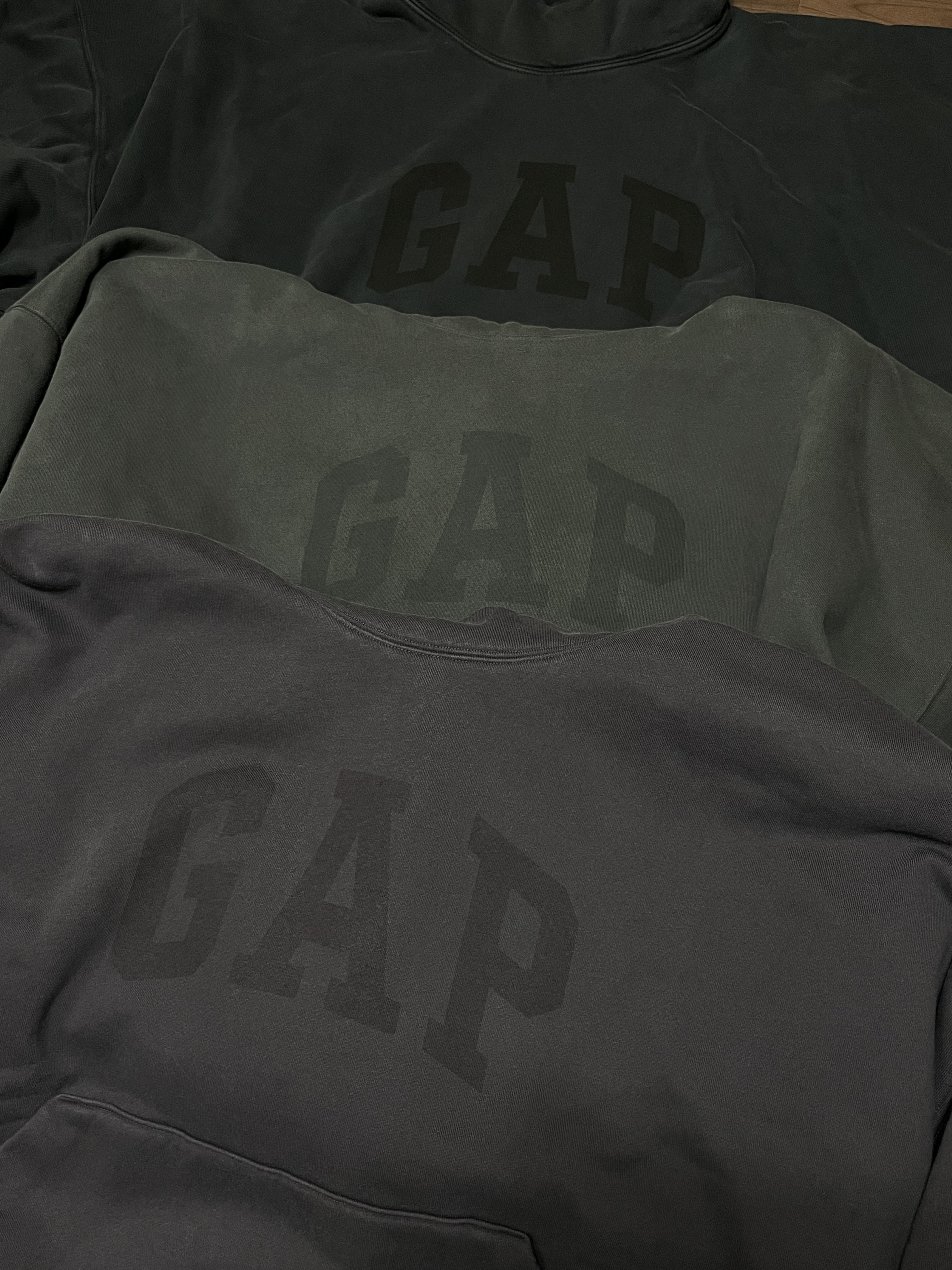Yeezy Gap Engineered By Balenciaga Dove Hoodie Black, Yeezy Gap Engineered By Balenciaga Dove Hoodie Dark Grey 착용 스타일 - 2
