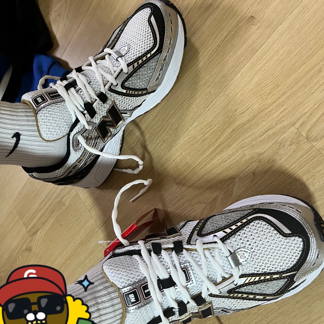 New Balance 1906R White Gold 착용 스타일