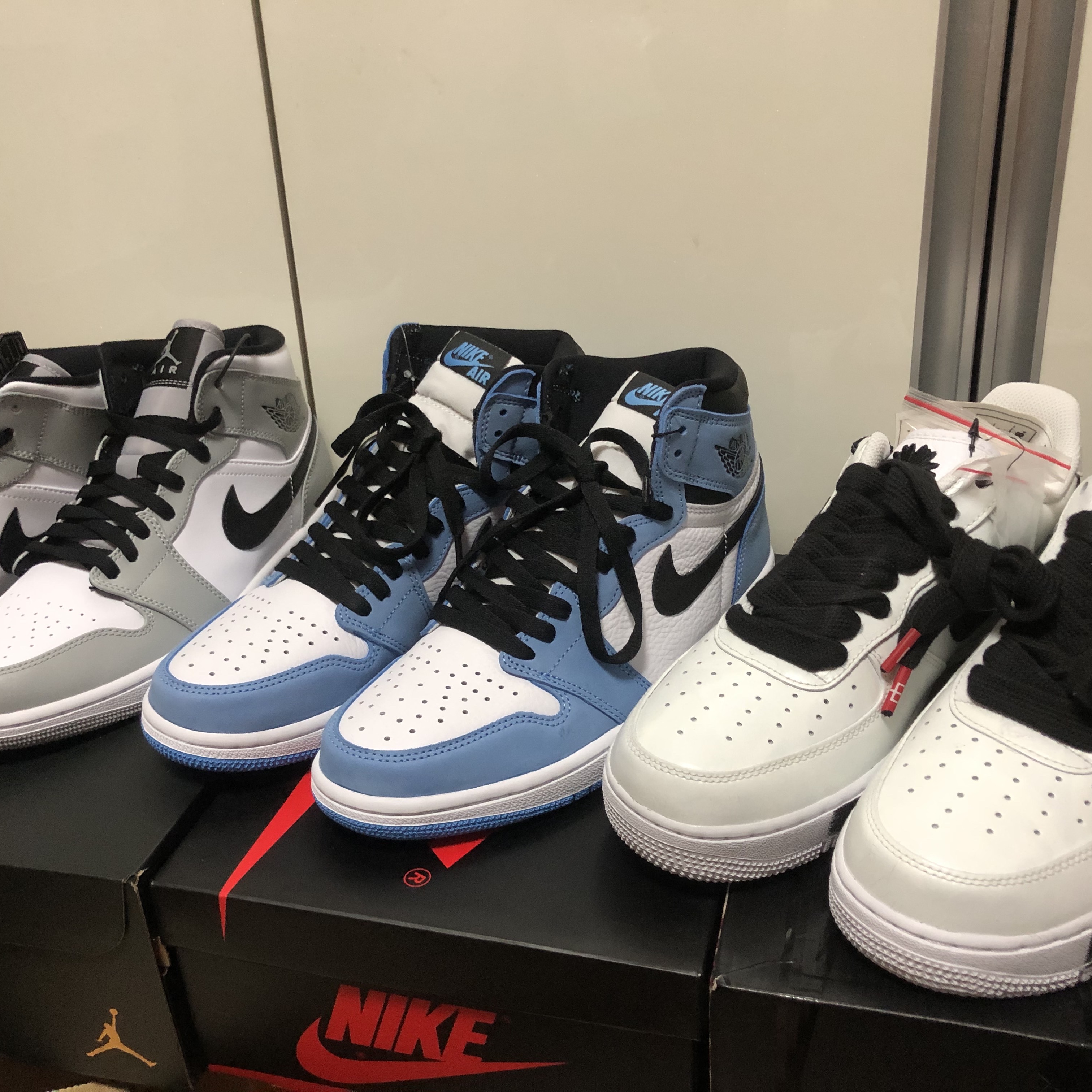 Jordan 1 Mid Light Smoke Grey, Jordan 1 Retro High OG University Blue 착용 스타일