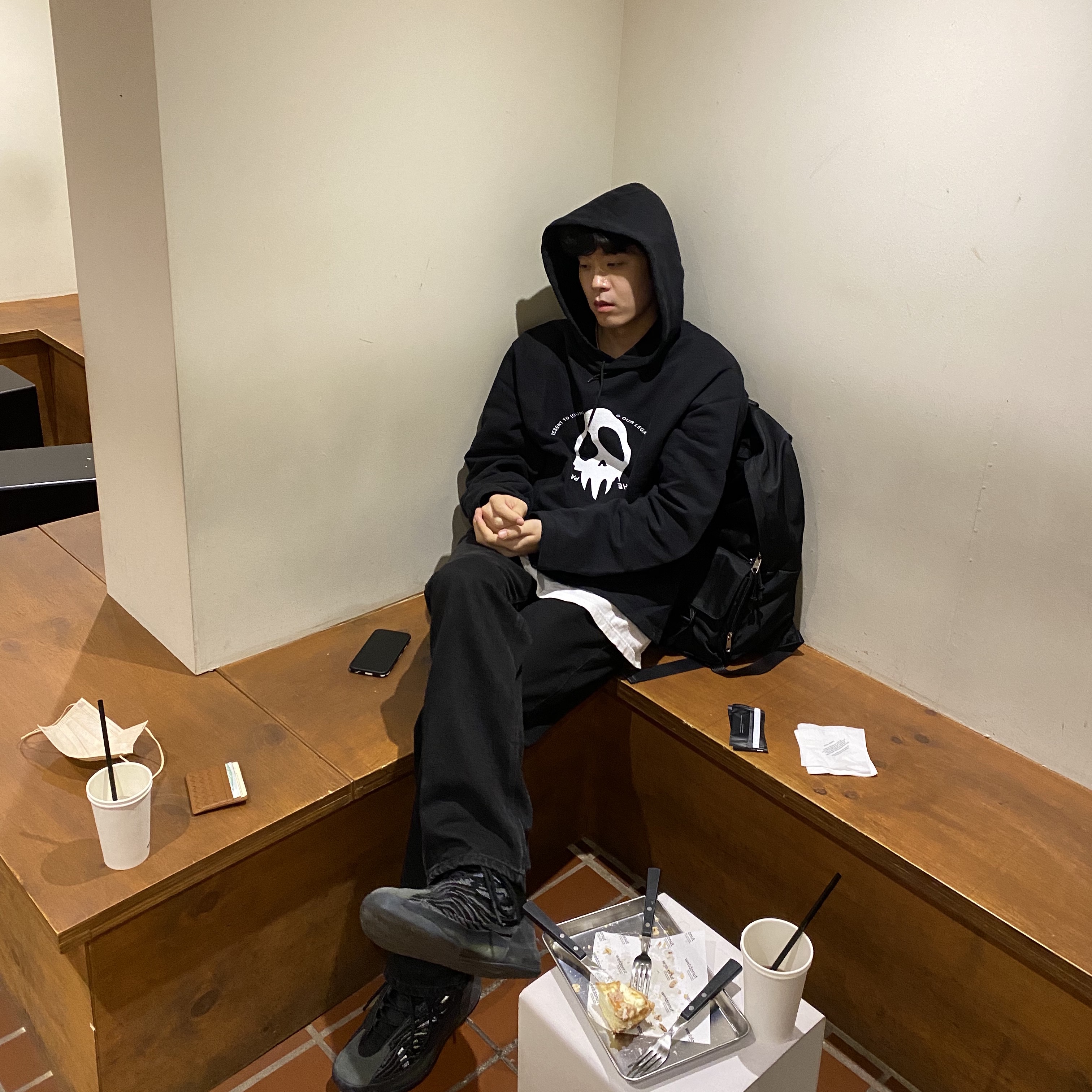 Our Legacy Loose Hoodie Maverick Skull Print Black, Adidas Yeezy QNTM Onyx 착용 스타일