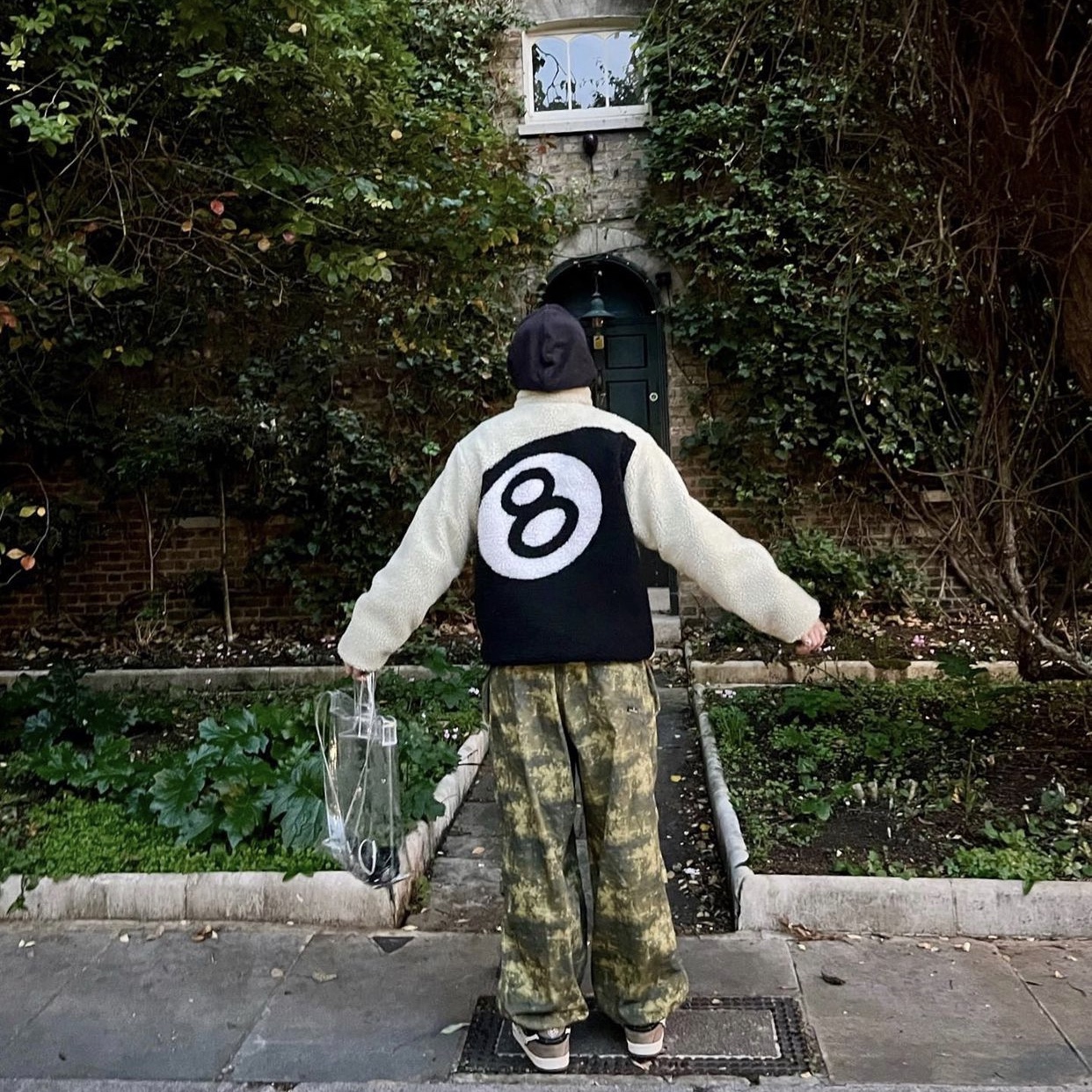 Stussy 8 Ball Sherpa Jacket Natural 착용 스타일