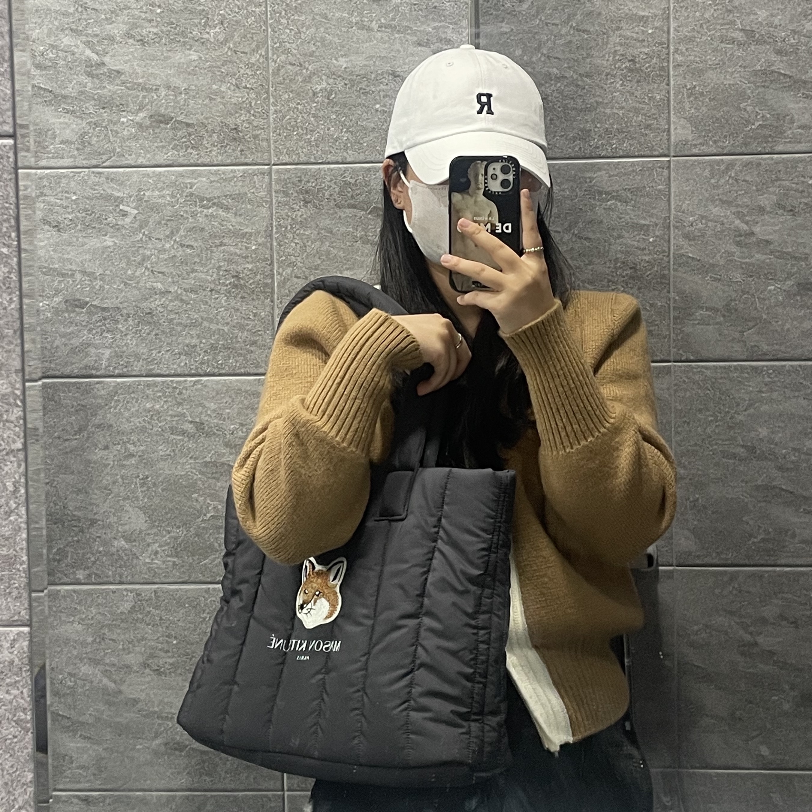Maison Kitsune x Laneige Padded Bag Navy 착용 스타일 - 1