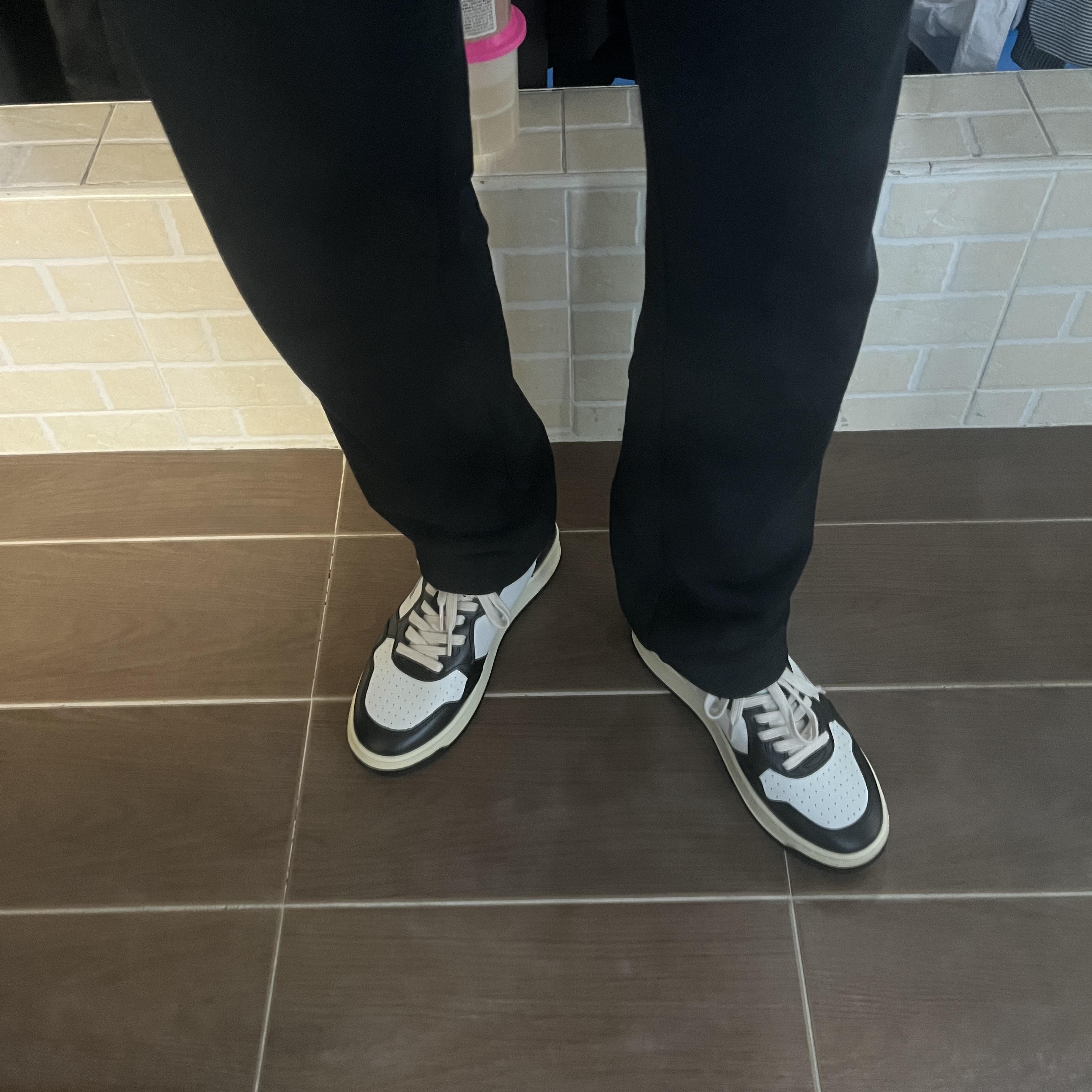 Autry Medalist Low Leather Sneakers Black White 착용 스타일 - 1