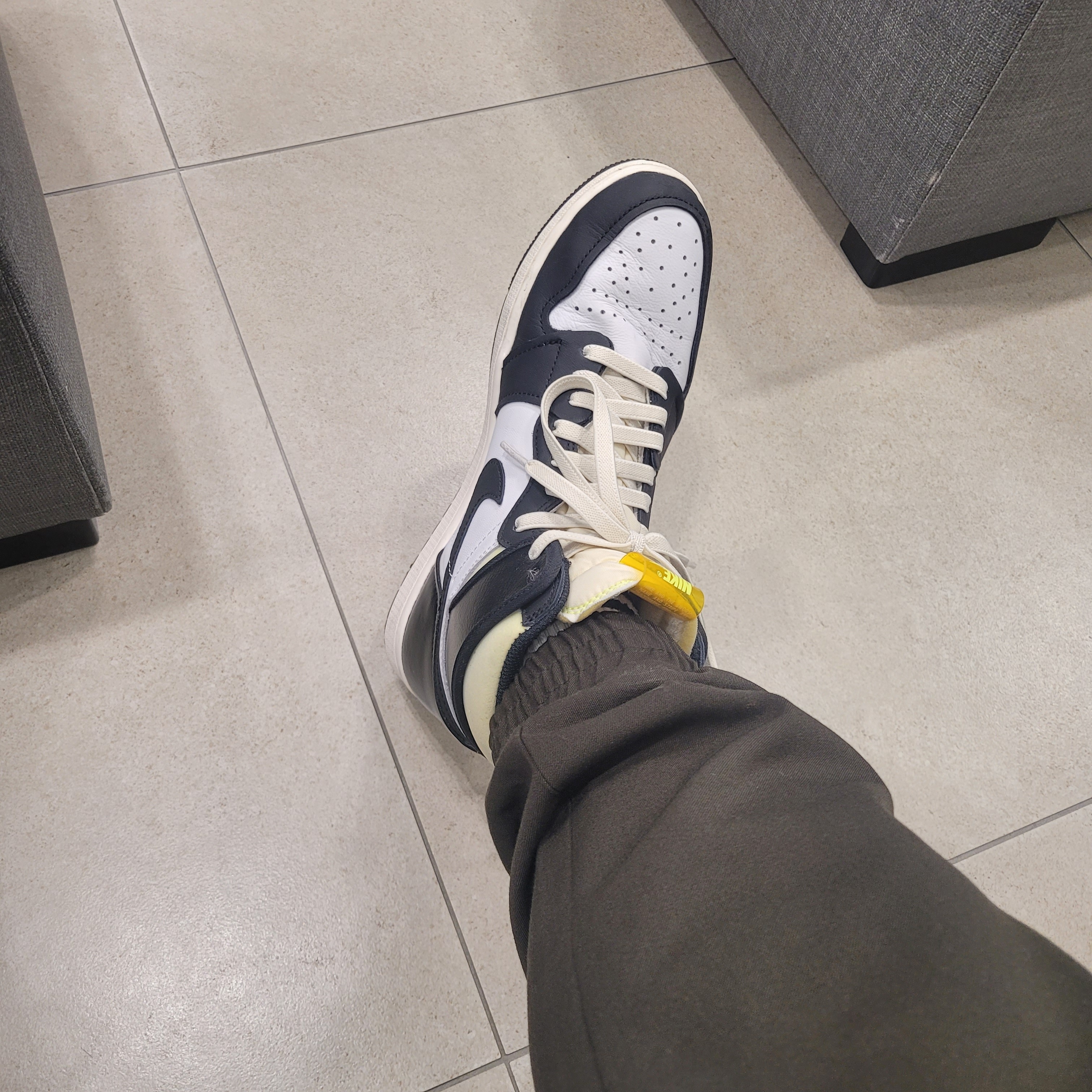 Jordan 1 Retro High OG Volt Gold 착용 스타일 - 2