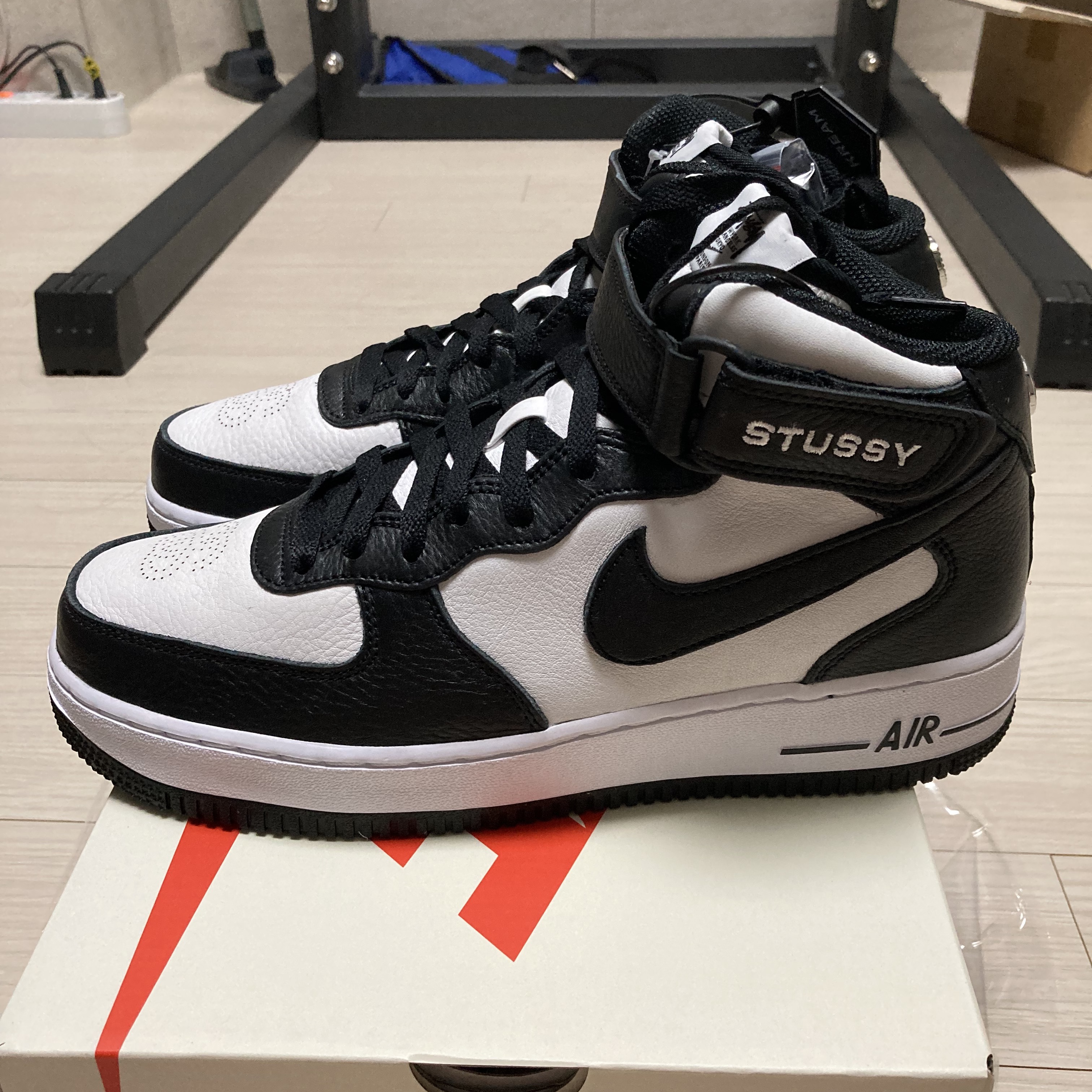 Nike x Stussy Air Force 1 '07 Mid SP Black and Light Bone 착용 스타일 - 2