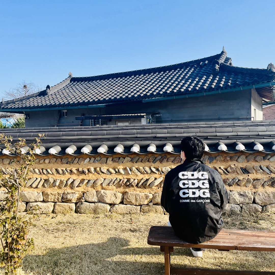 CDG Logo Coach Jacket Black 착용 스타일