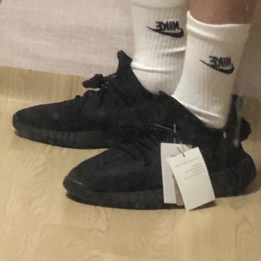 Adidas Yeezy Boost 350 V2 Onyx 착용 스타일