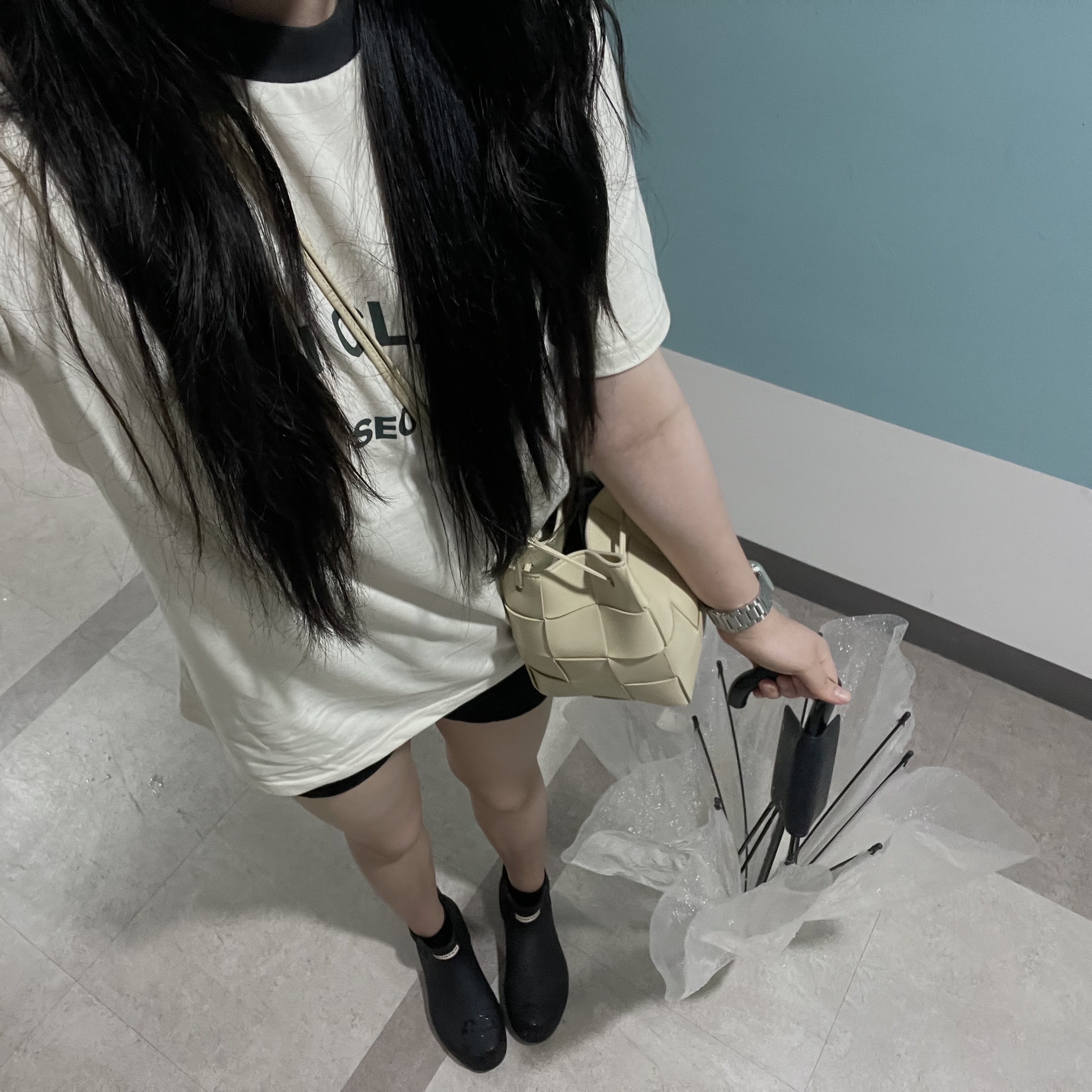 Bottega Veneta Small Leather Cassette Bucket Bag Porridge, (W) Hunter Play Short Rain Boots Black 착용 스타일 - 2
