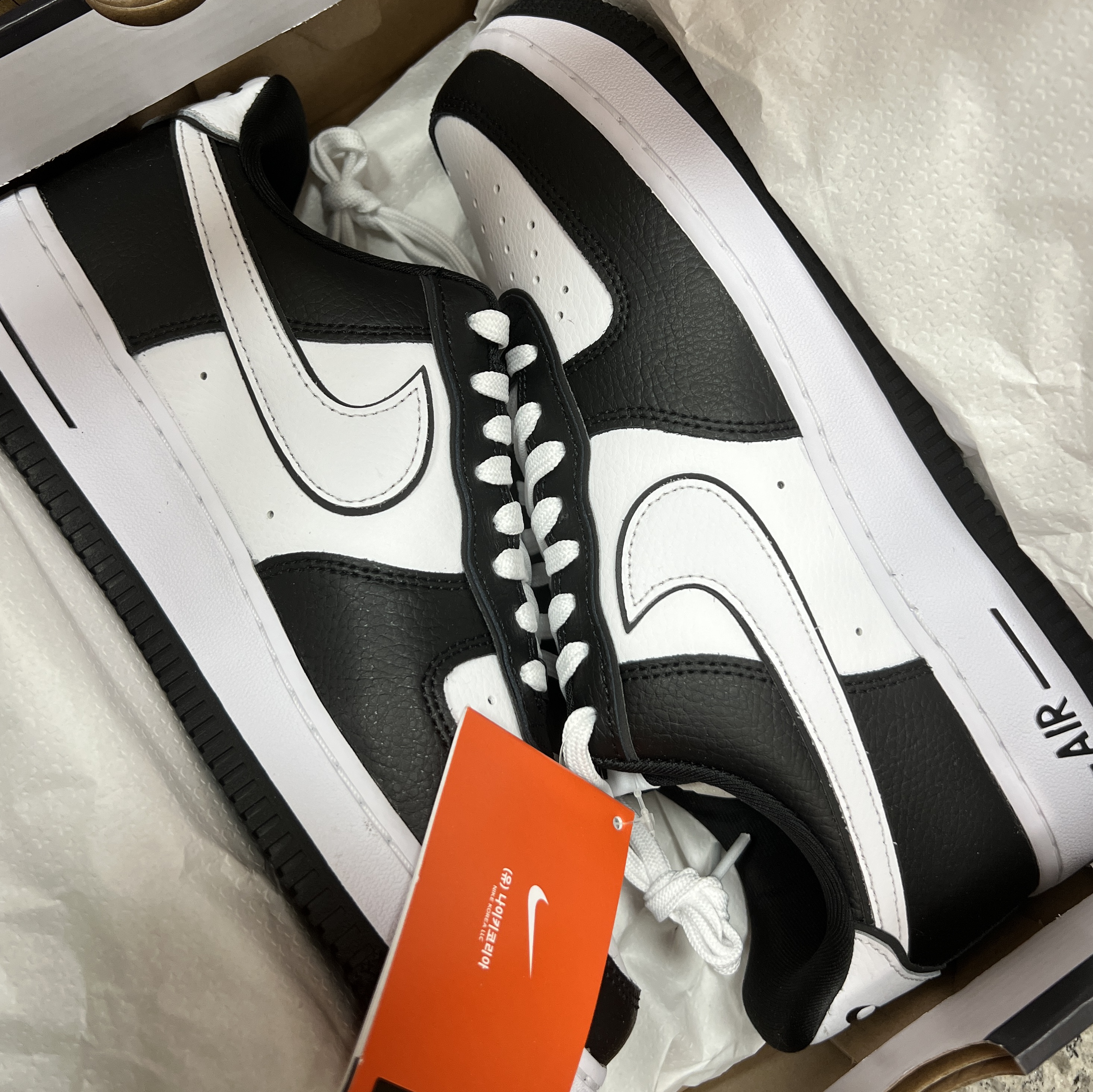 Nike Air Force 1 '07 LV8 White Black 착용 스타일