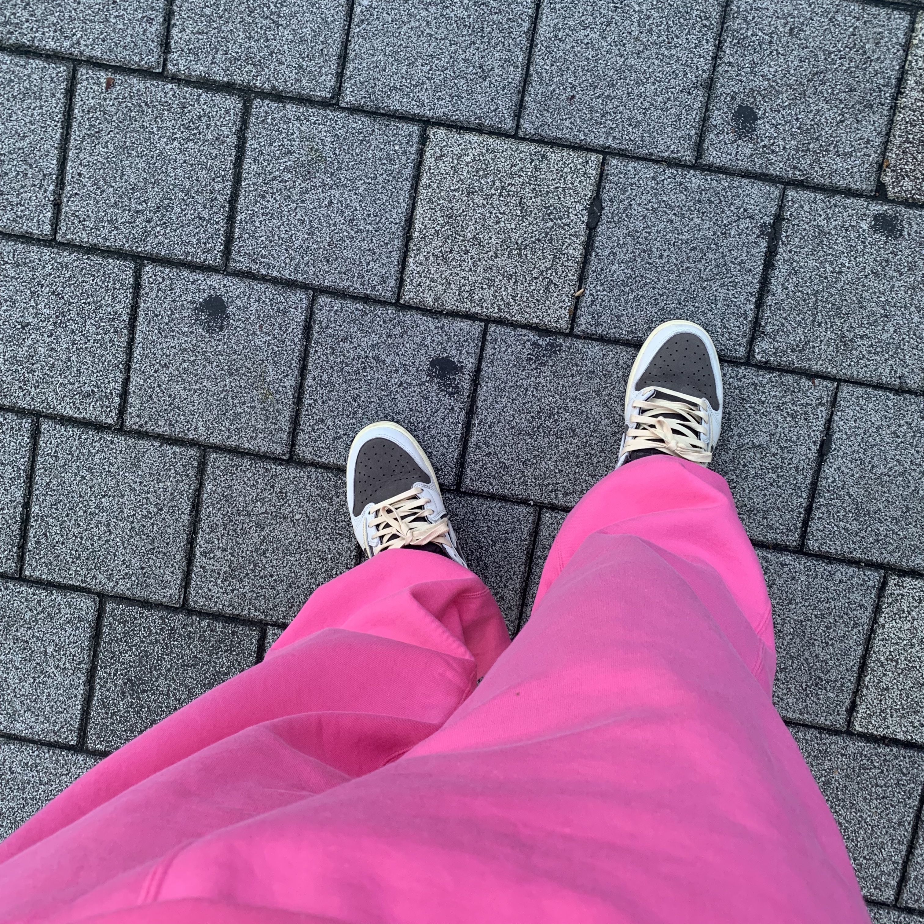 Nike x Stussy NRG Washed Fleece Pants Lotus PInk (DO5296-670), Jordan 1 x Travis Scott Retro Low OG SP Sail and Ridgerock 착용 스타일