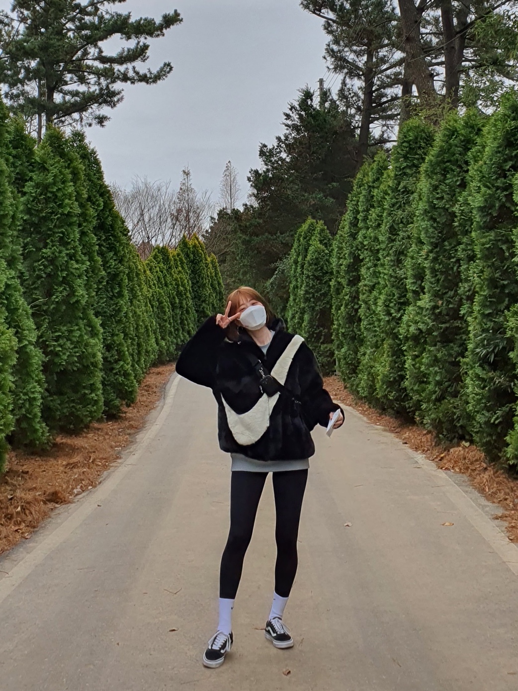 Prada Re-Edition 2005 Re-Nylon Shoulder Bag Black, (W) Nike NSW Faux Fur Jacket Black - Asia 착용 스타일 - 2