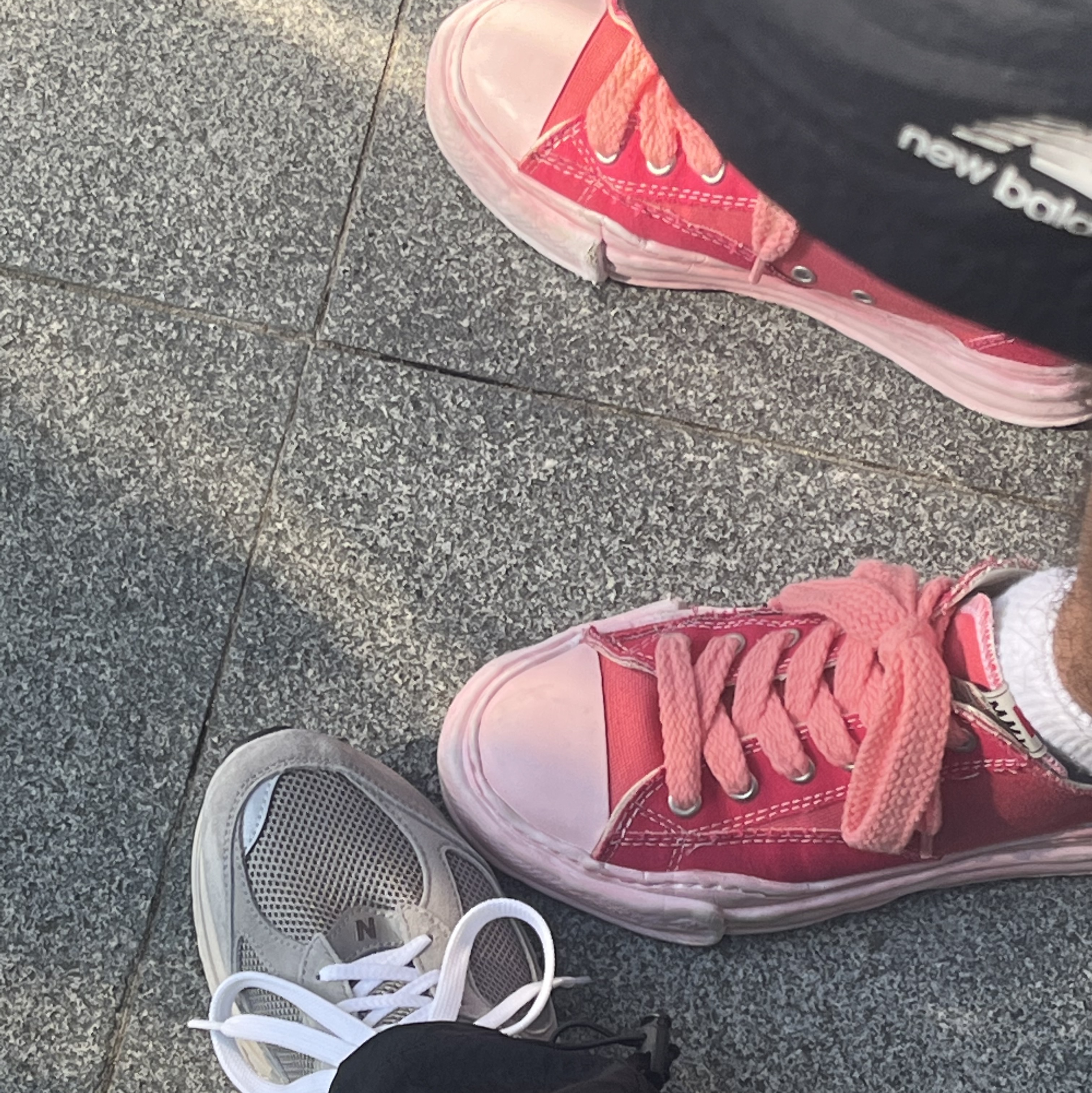 Maison Mihara Yasuhiro Peterson OD OG Sole Canvas Low-top Sneakers Pink, New Balance 2002R Grey 착용 스타일 - 3
