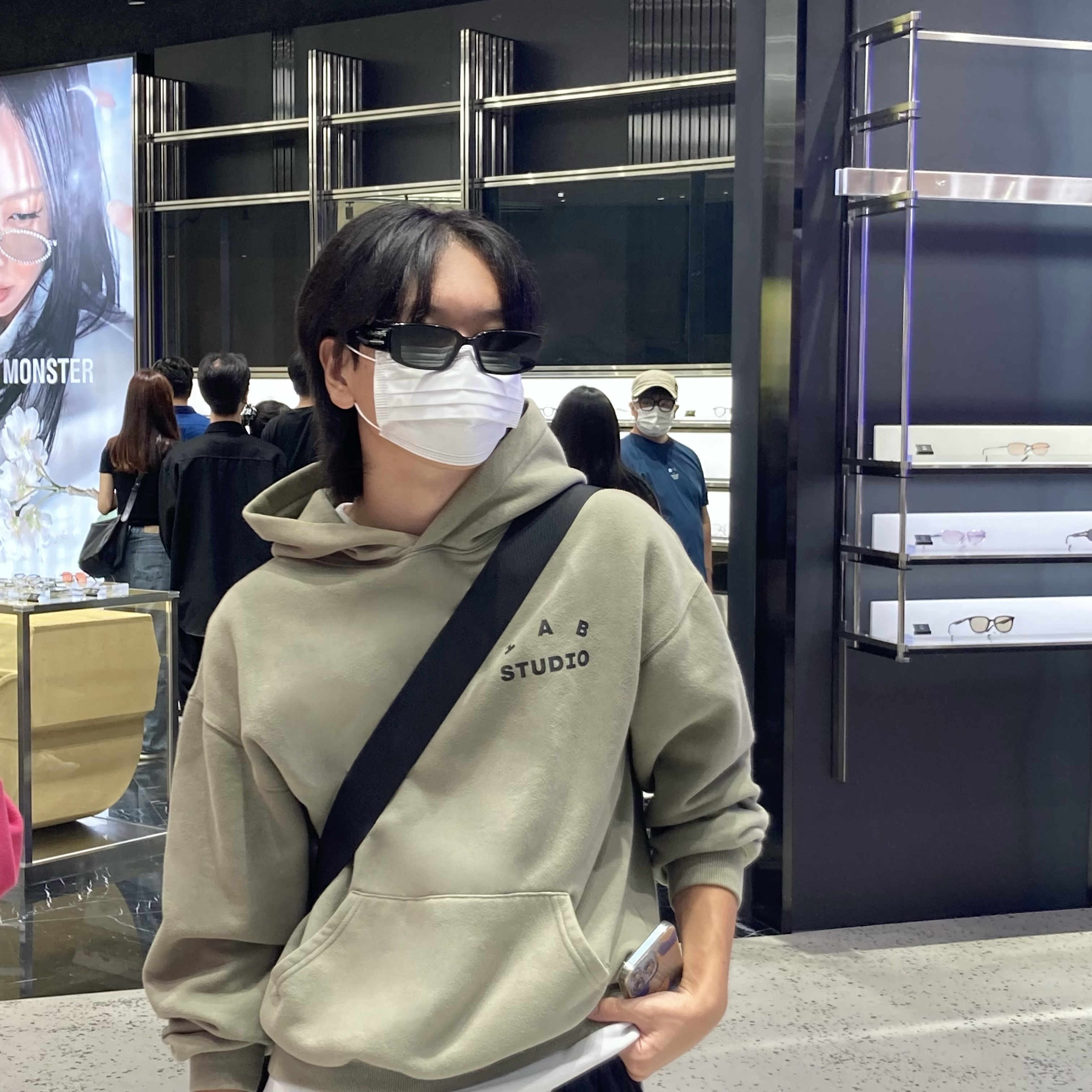 IAB Studio Hoodie Olive 착용 스타일 - 1