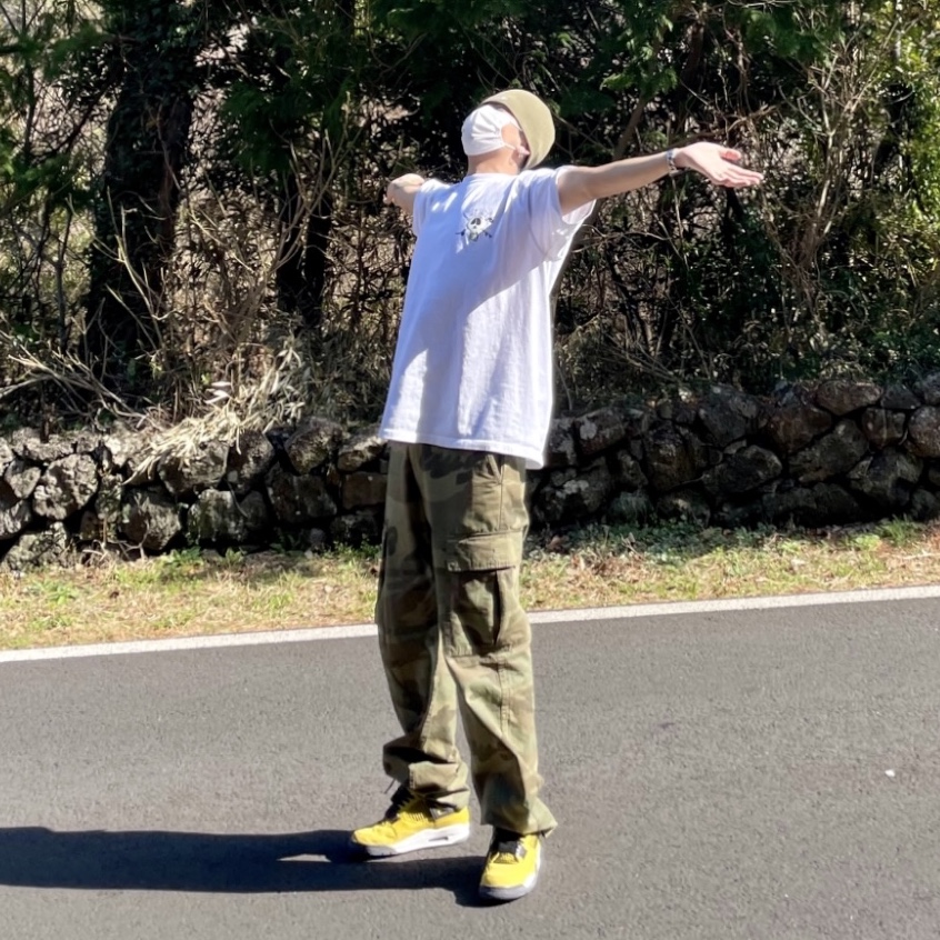 Jordan 4 Retro Tour Yellow, Stussy Surf Skate Skull T-Shirt White 착용 스타일