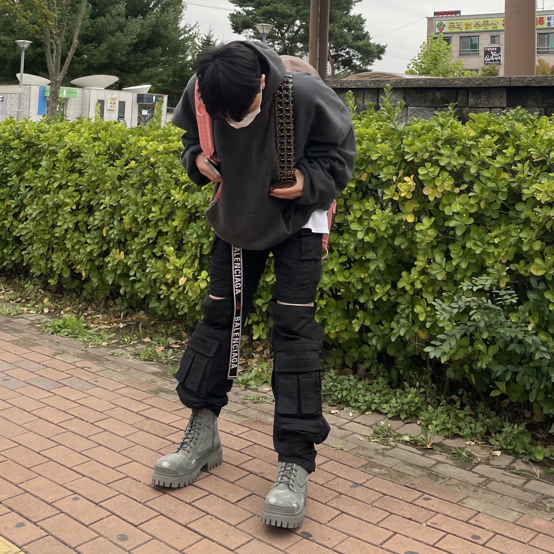 Balenciaga D Ring Belt Grey Red, Yeezy Gap Engineered By Balenciaga Dove Hoodie Black 착용 스타일 - 2