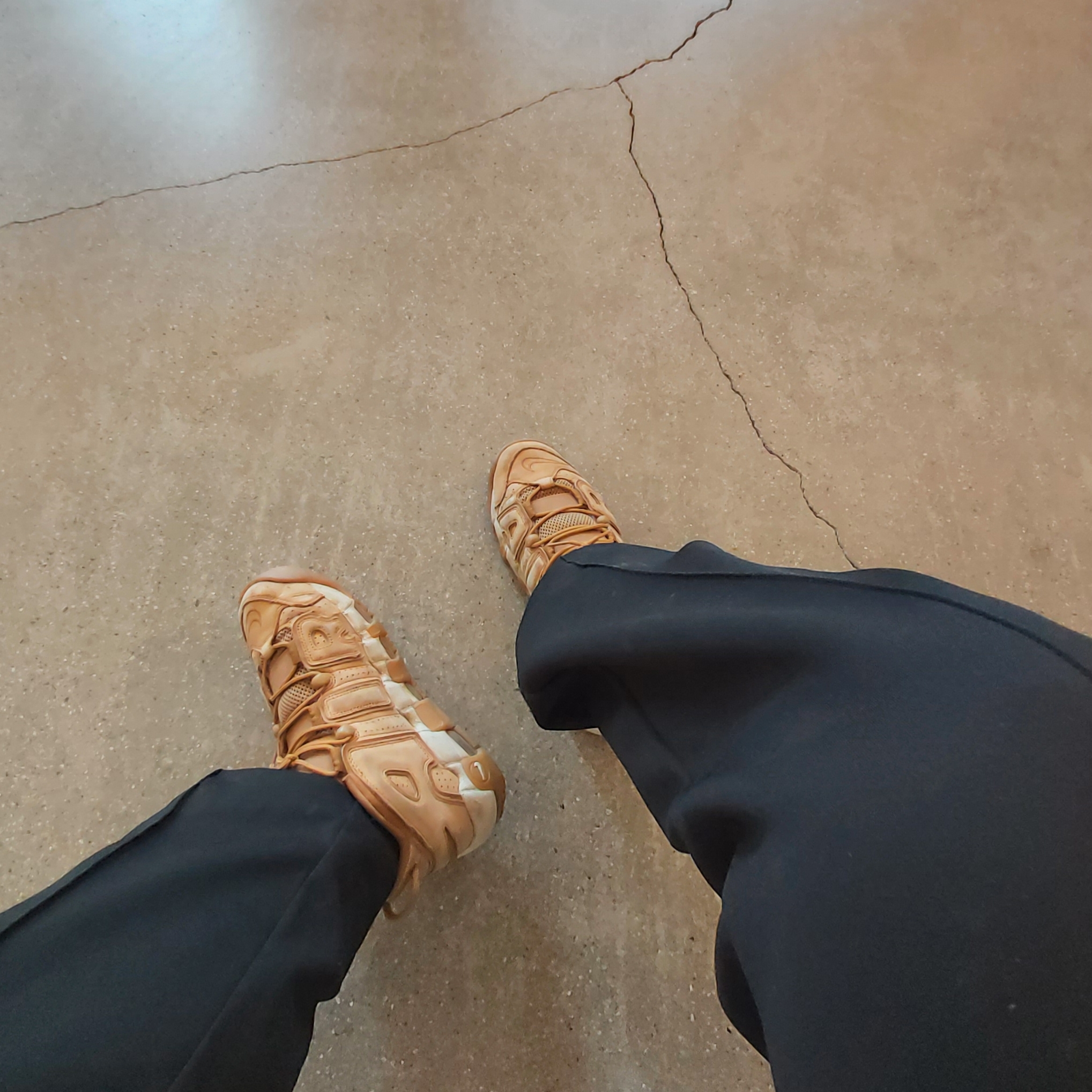 Nike Air More Uptempo Flax 착용 스타일