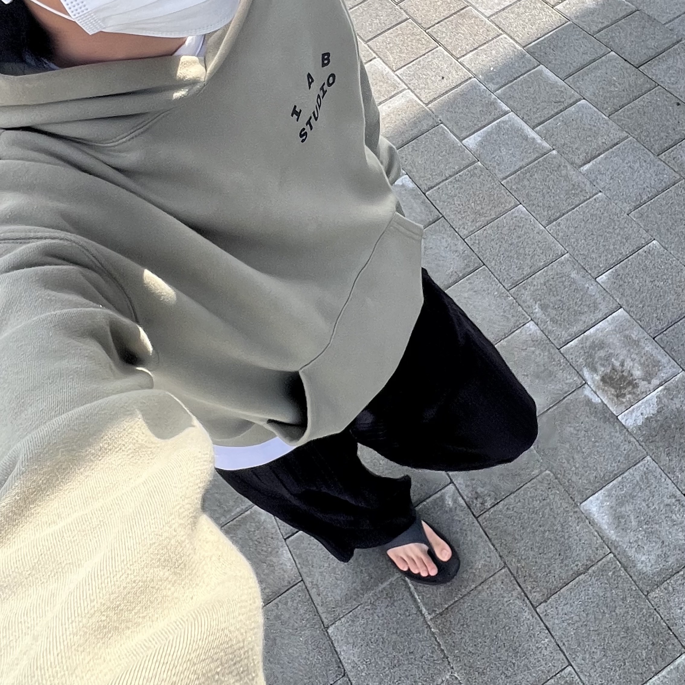IAB Studio Hoodie Olive 착용 스타일 - 2