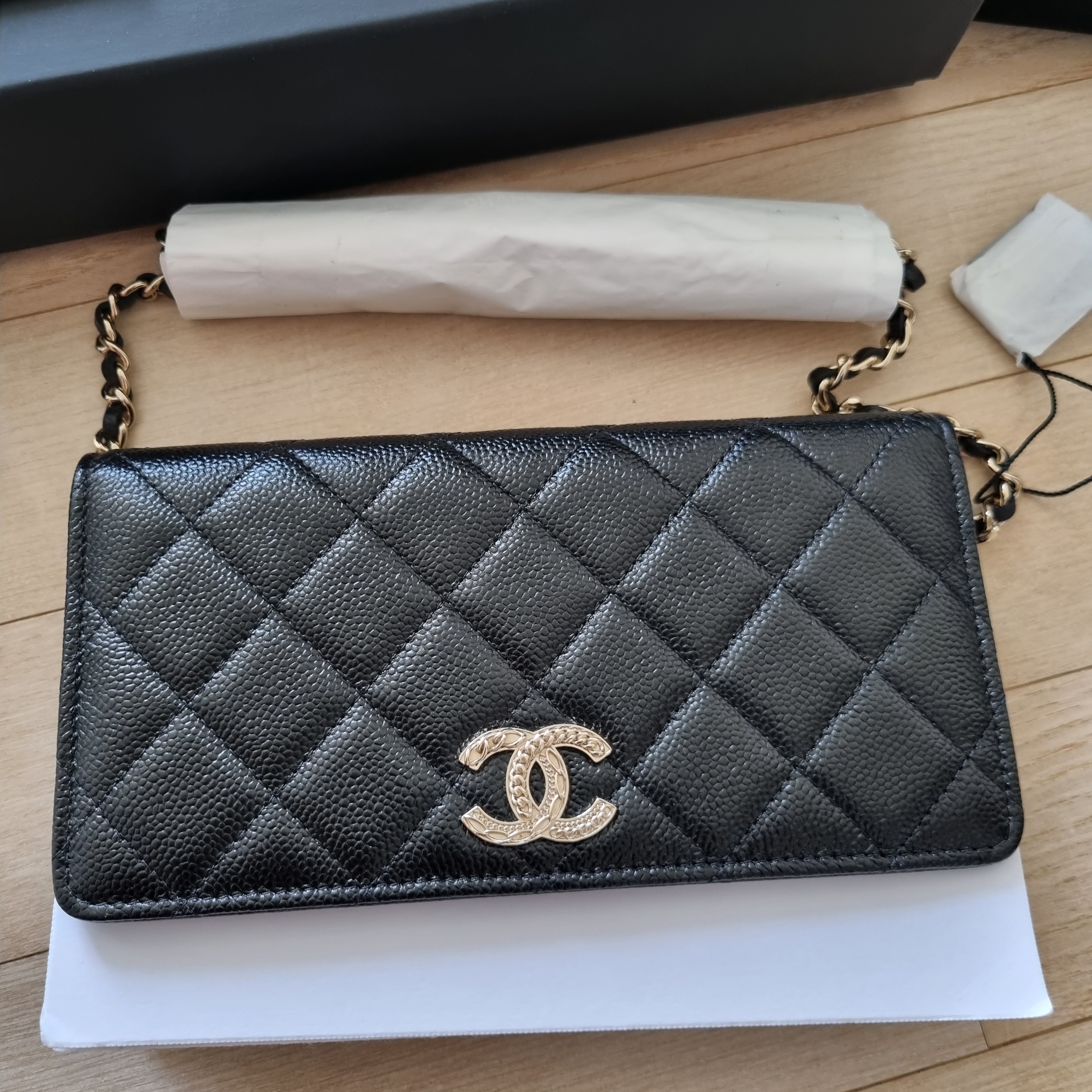 Chanel Wallet On Chain Grained Calfskin & Gold Black 착용 스타일 - 2