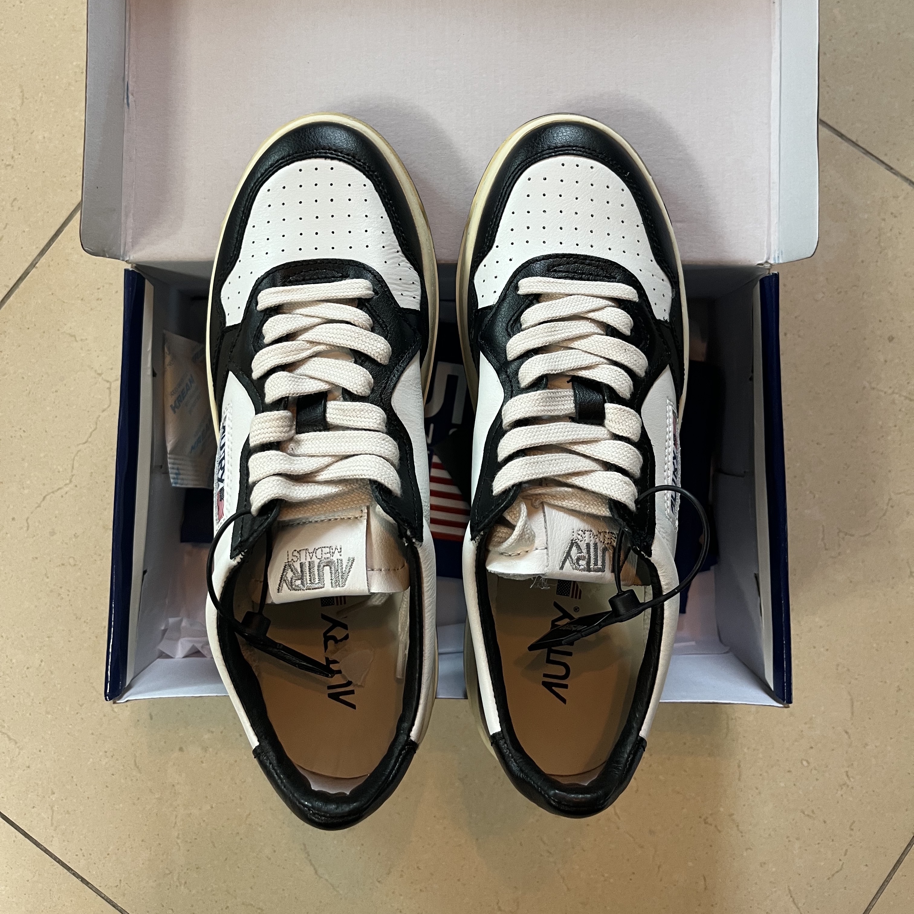 Autry Medalist Low Leather Sneakers Black White 착용 스타일 - 3
