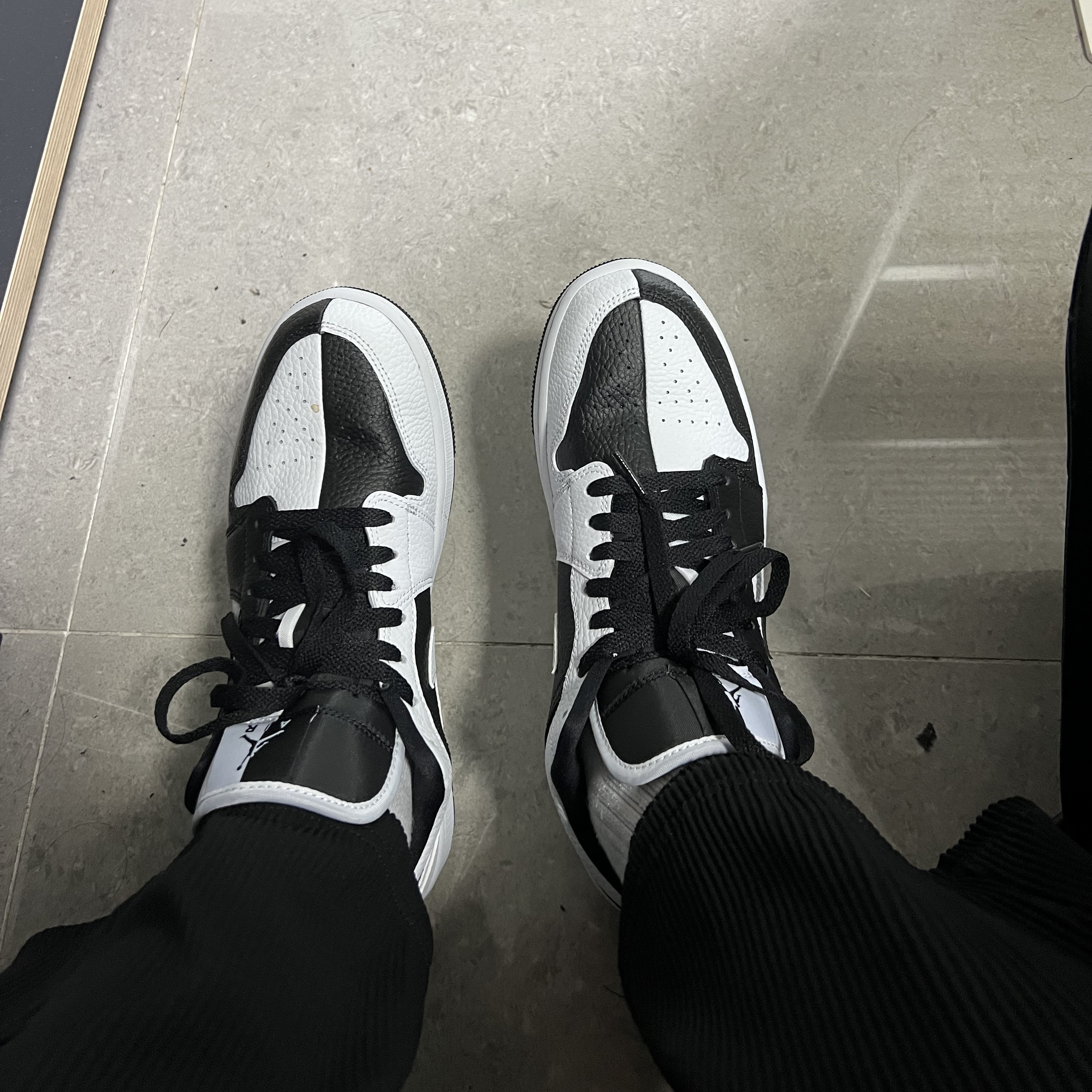 (W) Jordan 1 Low SE Black White 착용 스타일 - 2