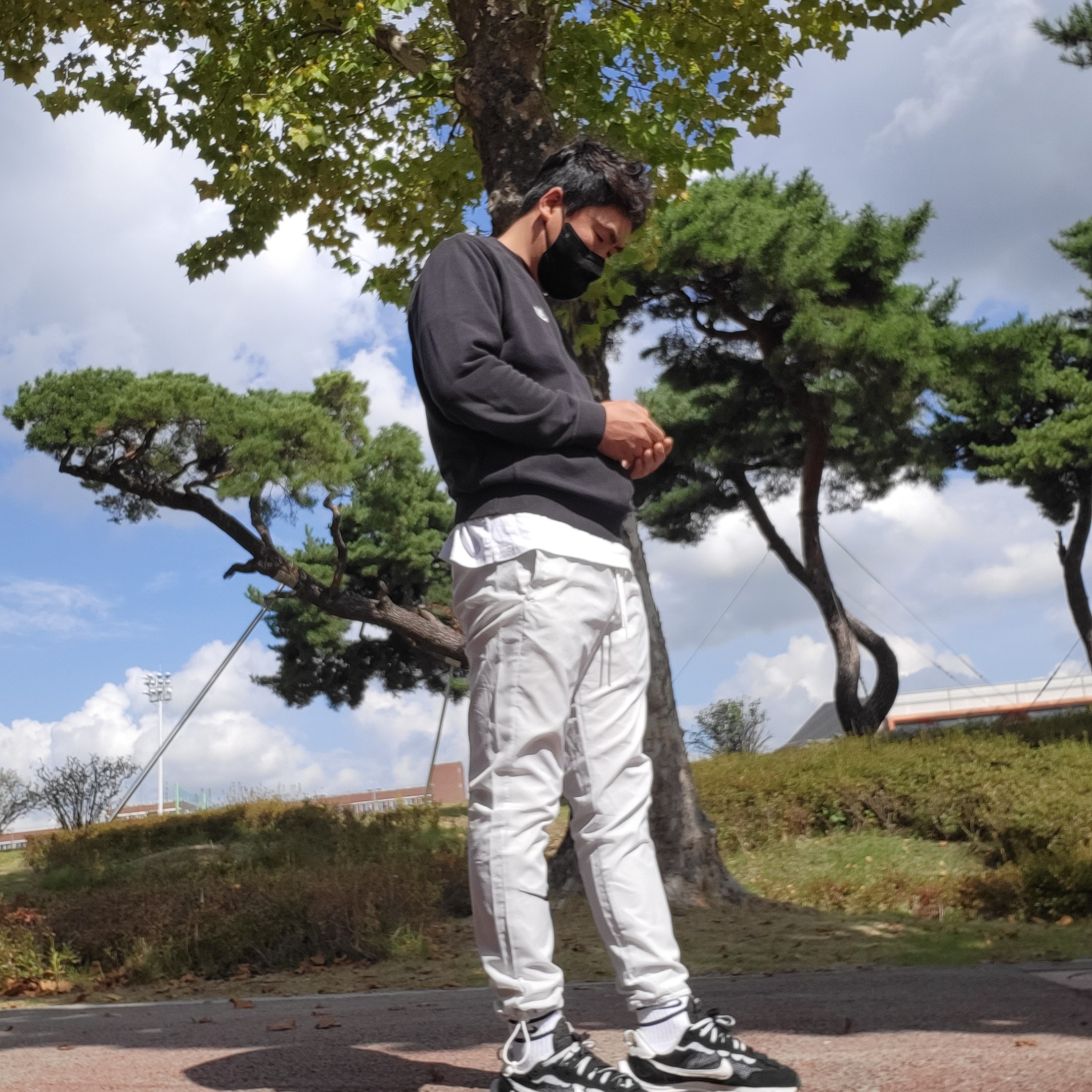 Nike x Fear of God Woven Pants Pure Platinum, Nike x Sacai VaporWaffle Black White 착용 스타일 - 1