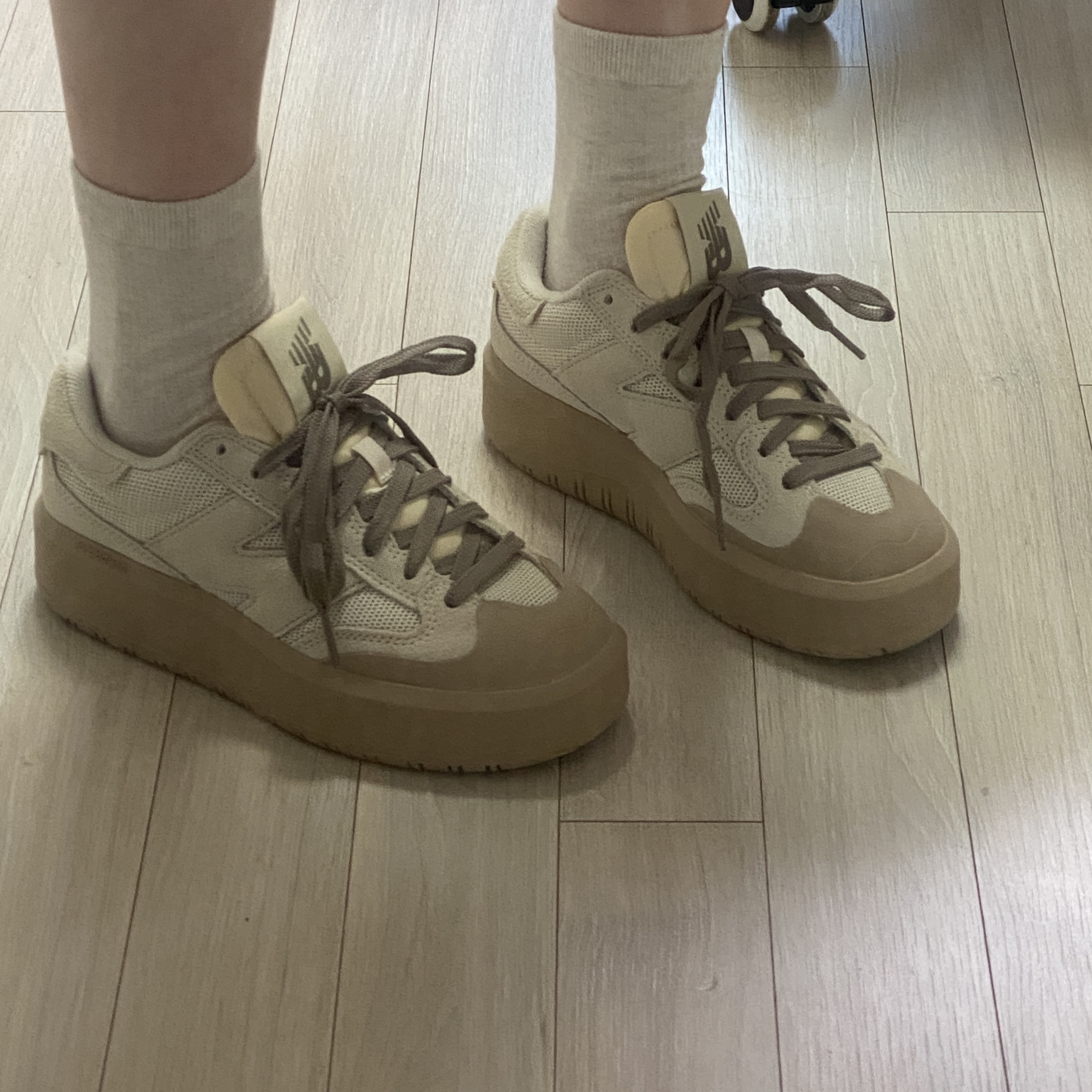 New Balance CT302 Beige Bone 착용 스타일 - 2