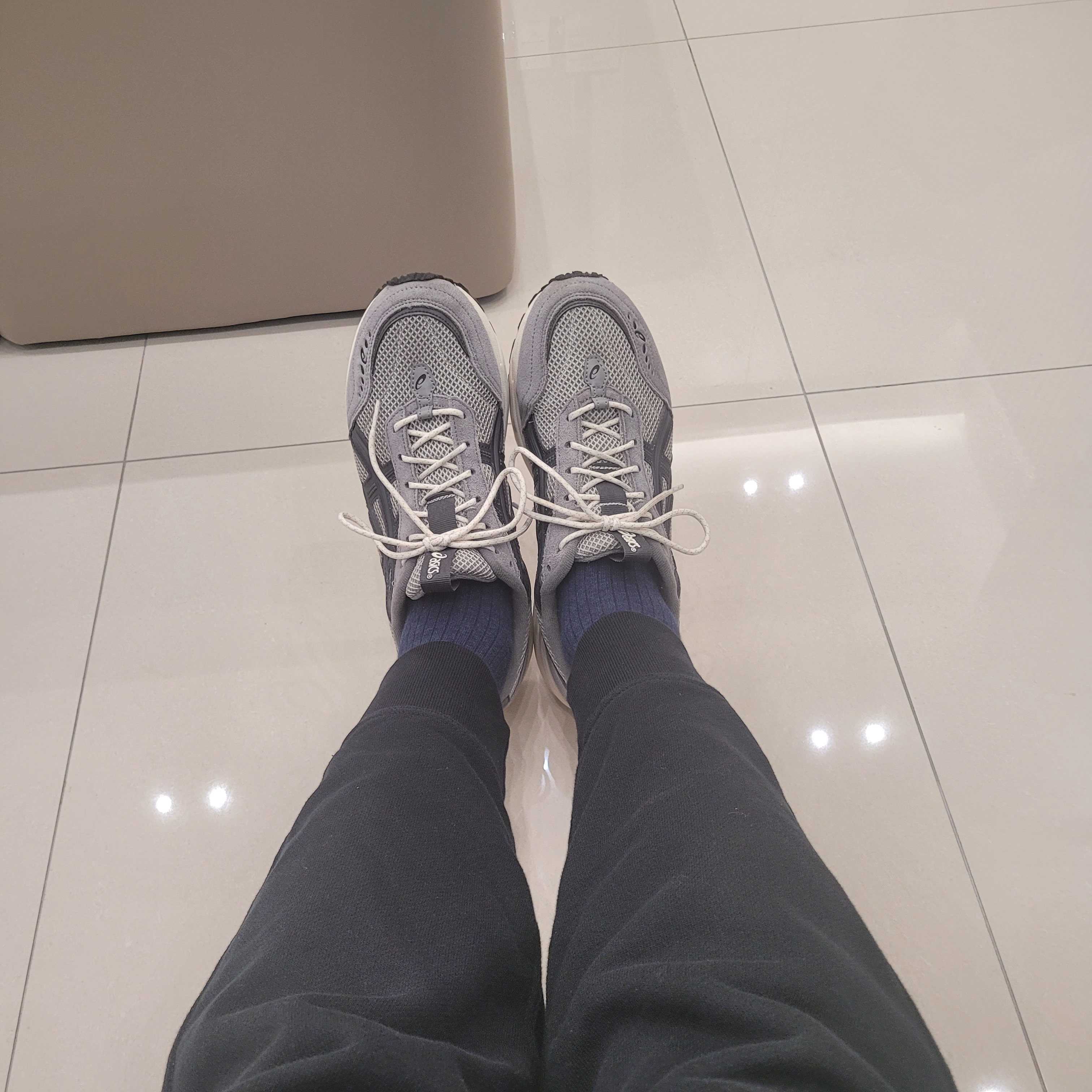 Asics Gel-1090 V2 Oyster Grey 착용 스타일 - 1