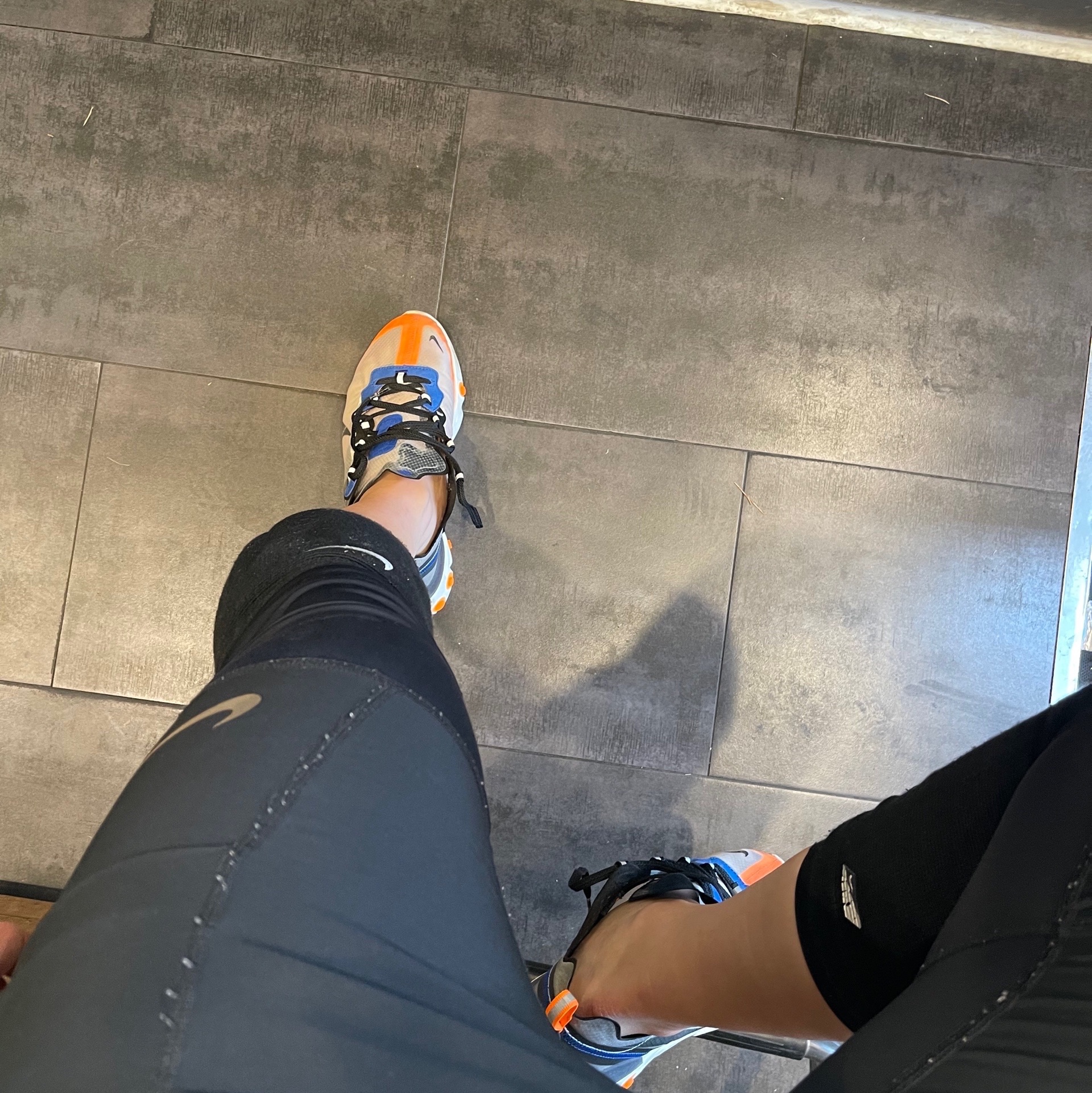 Nike React Element 87 Thunder Blue/Total Orange 착용 스타일 - 3