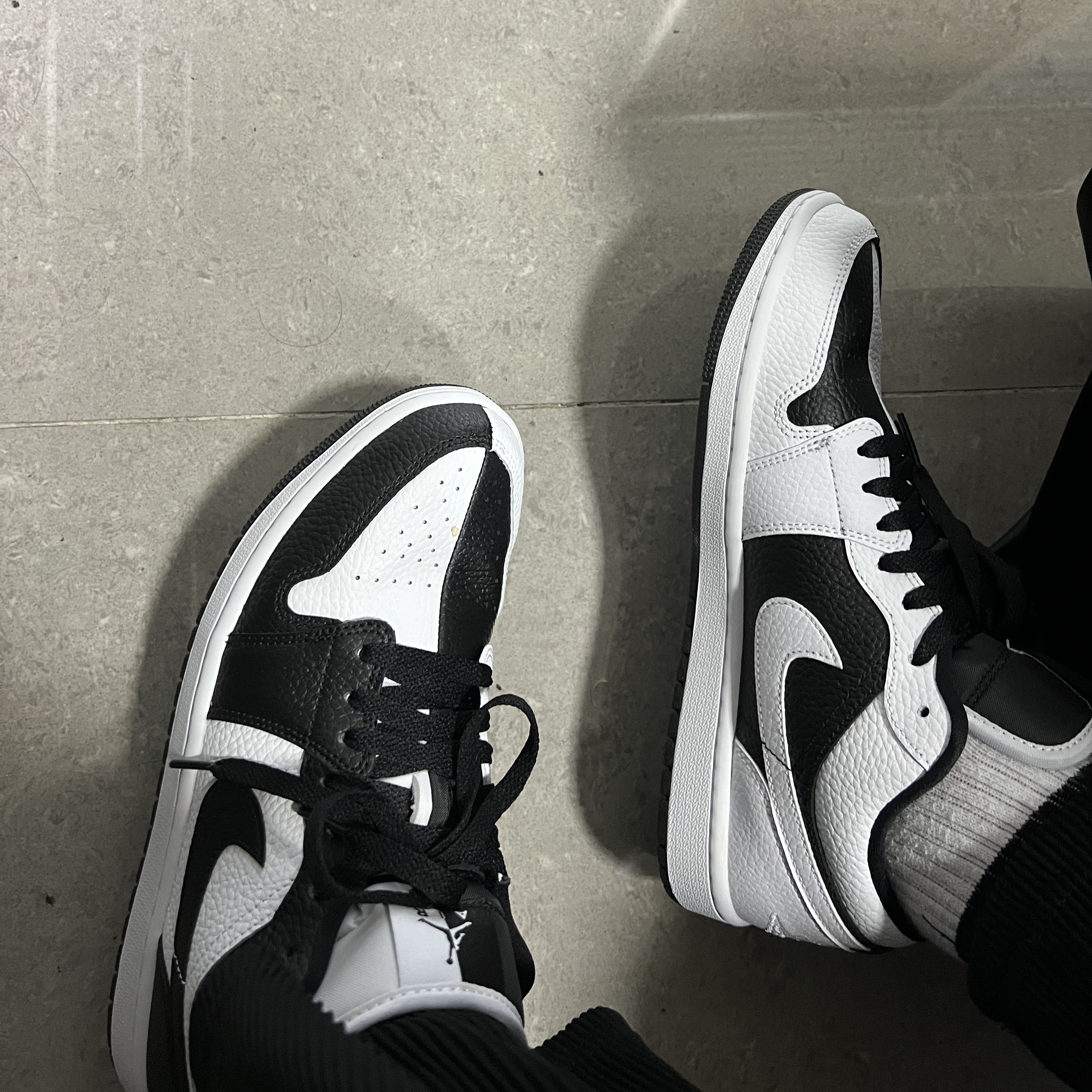 (W) Jordan 1 Low SE Black White 착용 스타일 - 5