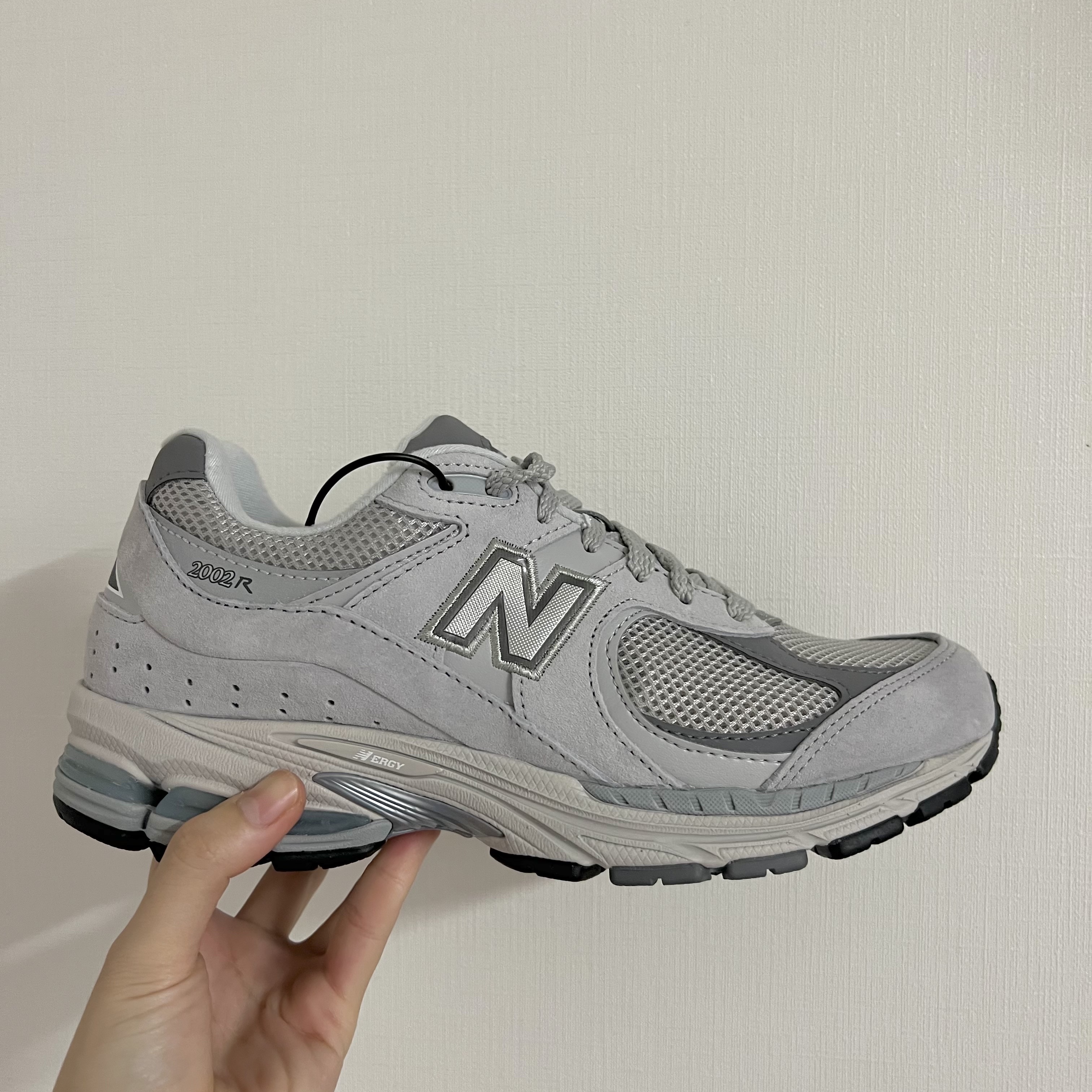 New Balance 2002R T2 Gray 착용 스타일 - 3