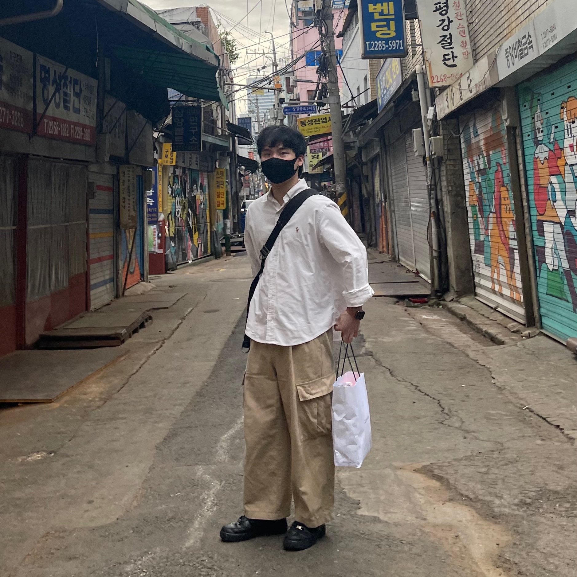 Nike Air Force 1 '07 Low Triple Black, Apple Watch Nike SE 44mm GPS Space Gray Aluminum Case with Nike Sport Band Anthracite Black (Korean Ver.) 착용 스타일 - 2