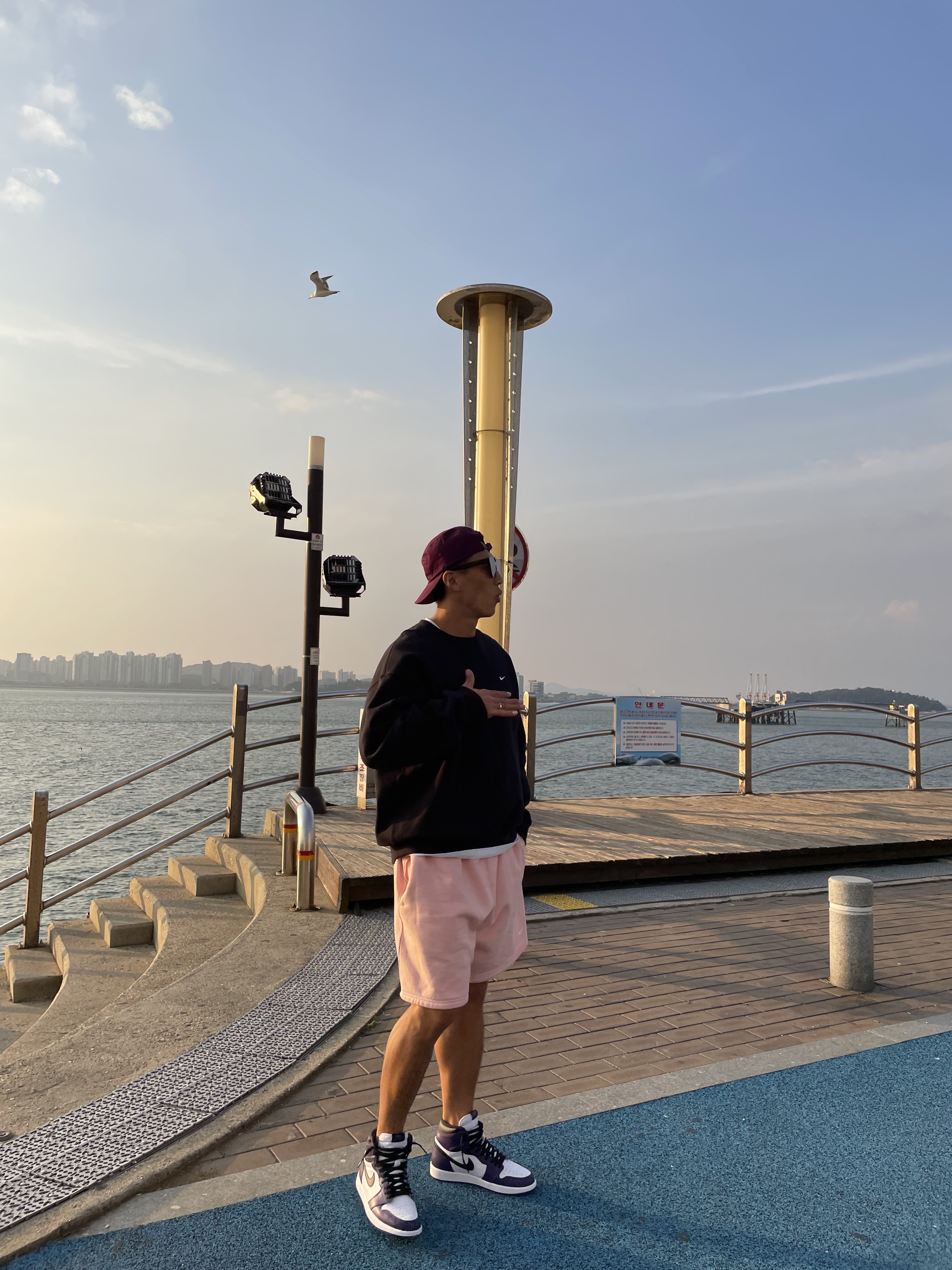Nike NRG Solo Swoosh Fleece Shorts Bleached Coral - Asia, Nike NRG Solo Swoosh Crew Fleece Black White - US/EU 착용 스타일 - 2