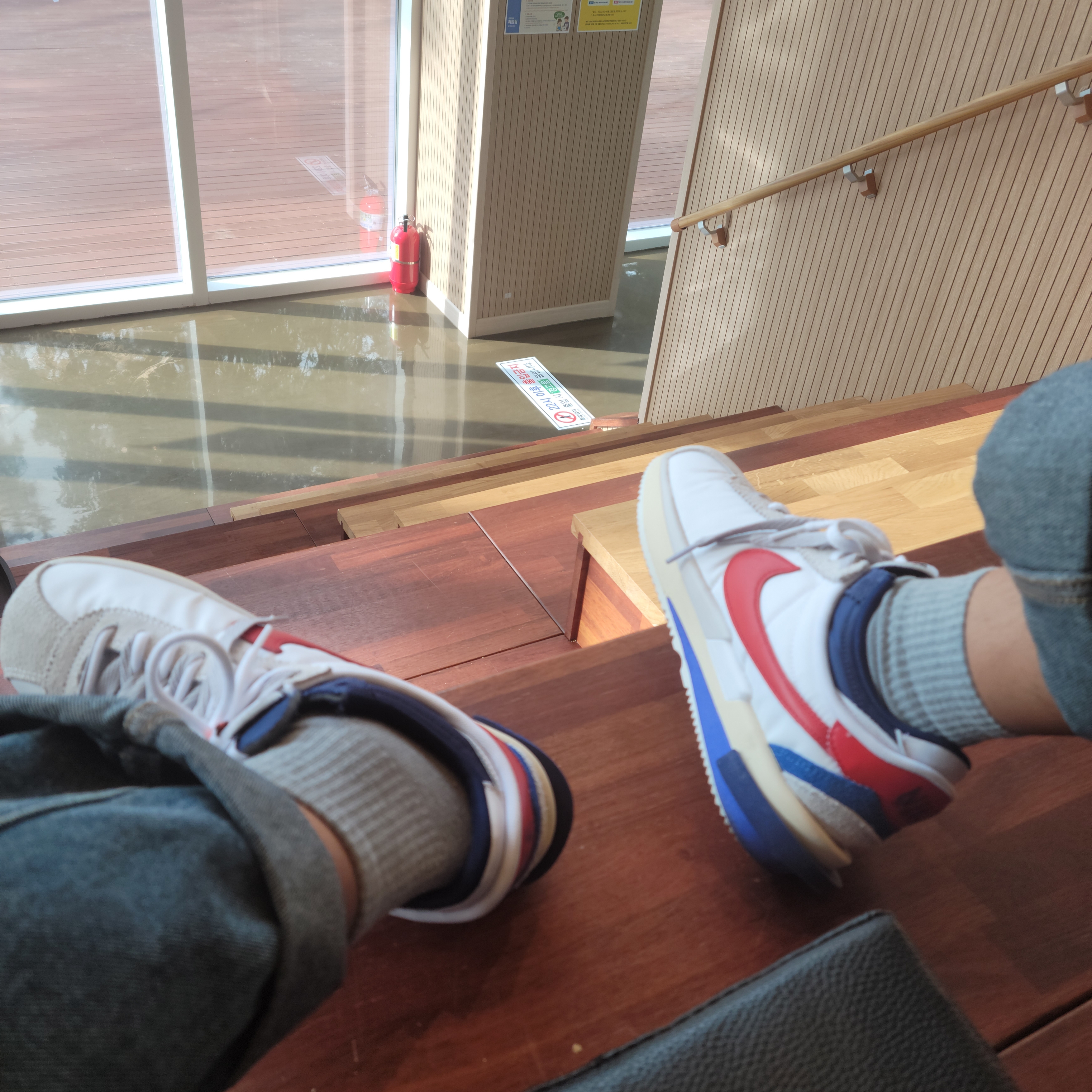Nike x Sacai Zoom Cortez SP White and University Red 착용 스타일 - 2