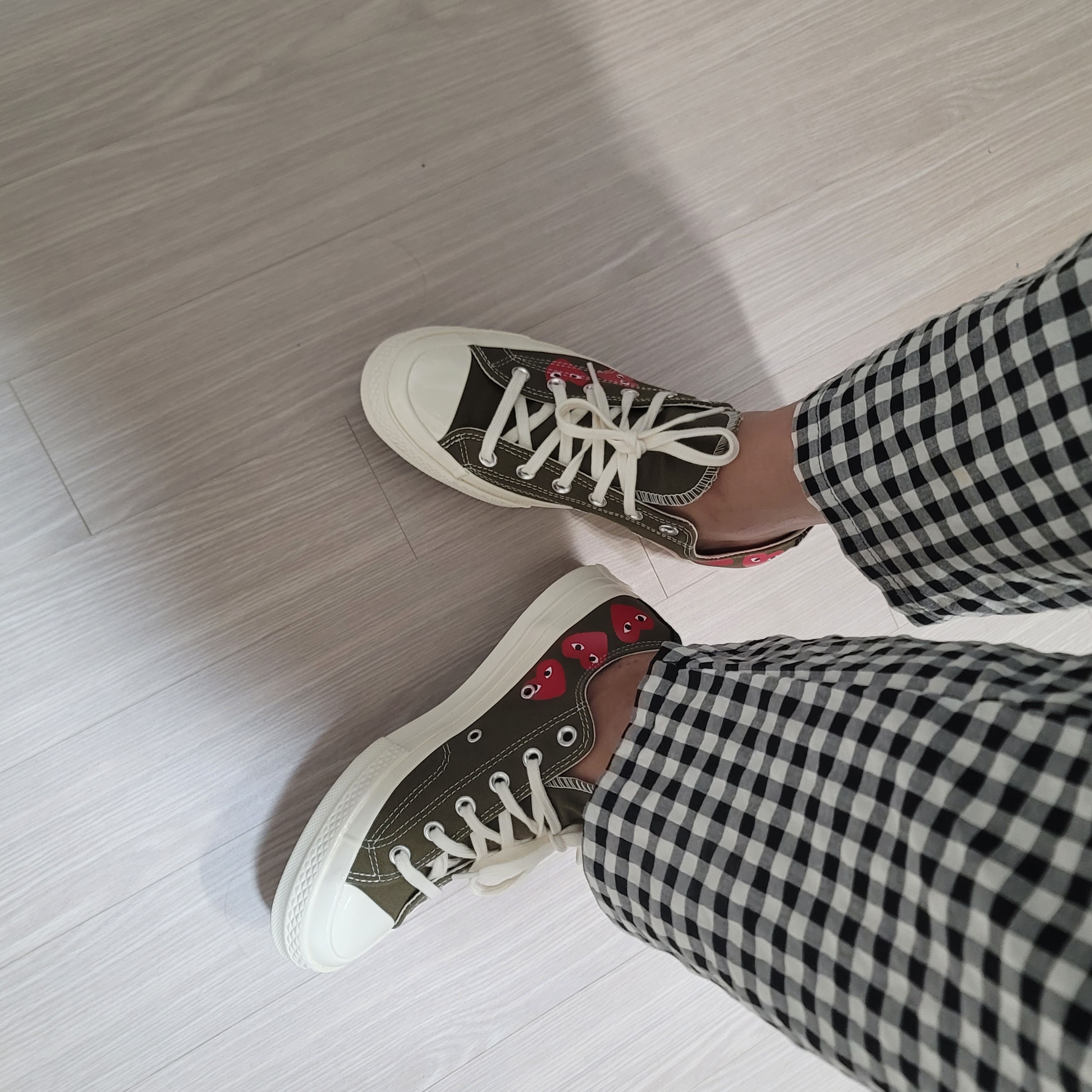 Converse x Play Comme des Garcons Chuck 70 Ox Multi Heart Green 착용 스타일 - 2
